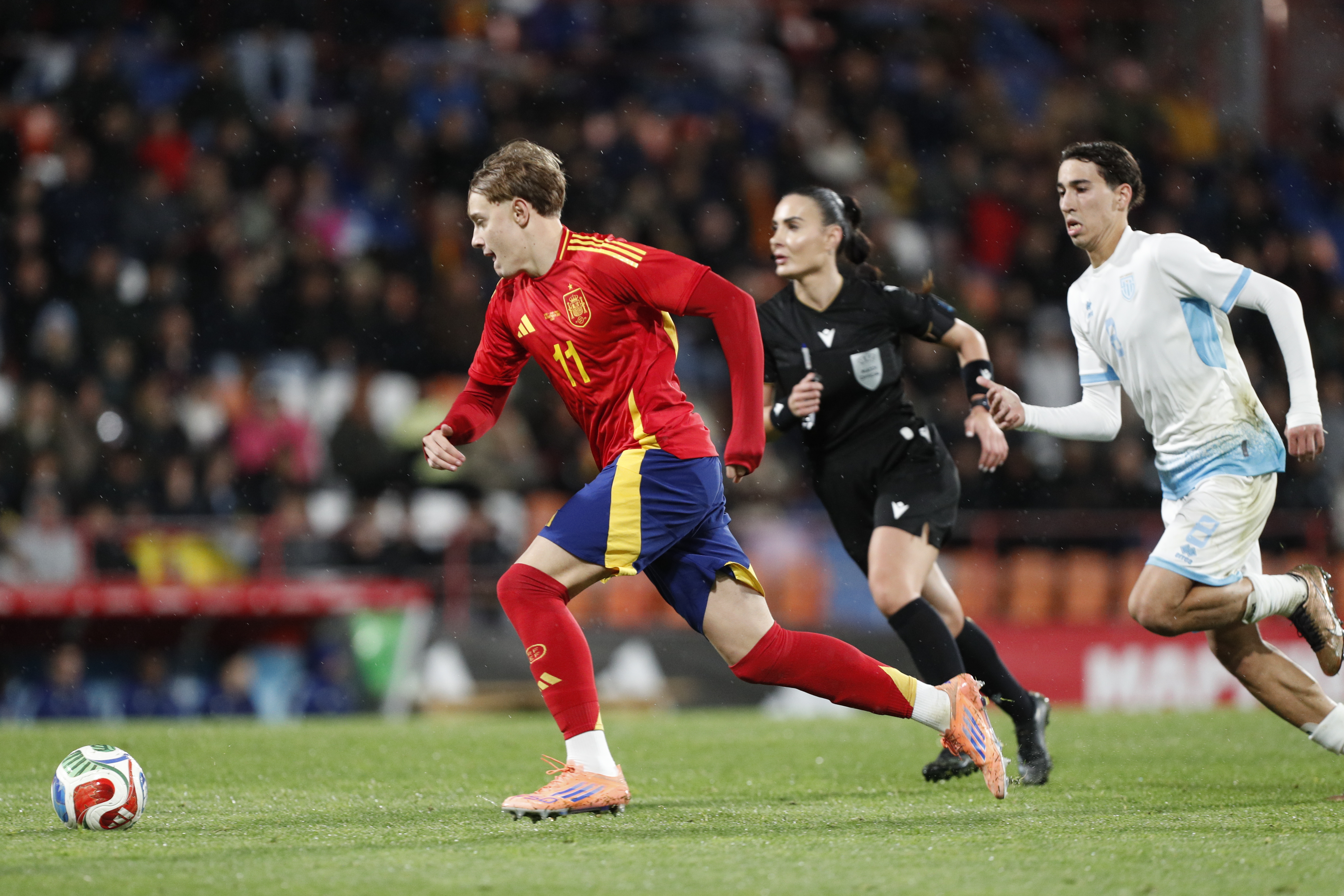 LUGO, 14/11/2025.- El extremo de la selección española sub-21 Jesús Rodríguez (i) se lleva el balón ante jugadores de San Marino durante el partido de la cuarta jornada de la fase de clasificación para el Campeonato de Europa disputado este viernes en Lugo. EFE/Eliseo Trigo
