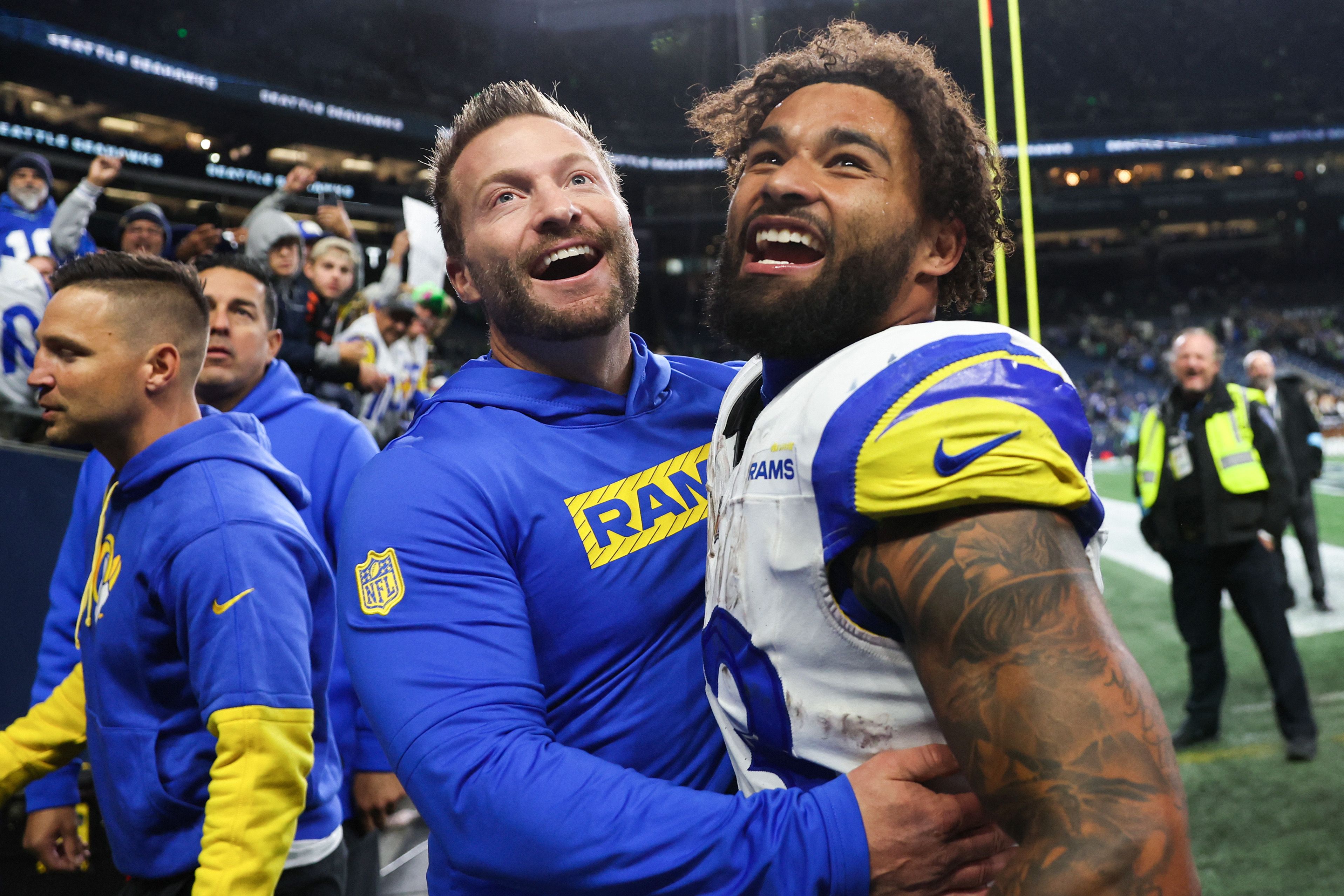 Sean McVay y Kyren Williams festejan tras vencer a los Seattle Seahawks