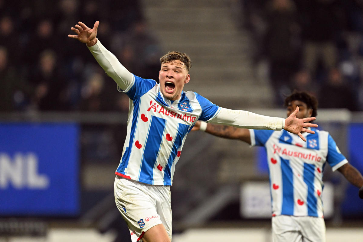 Van Hooijdonk, ante el Feyenoord.