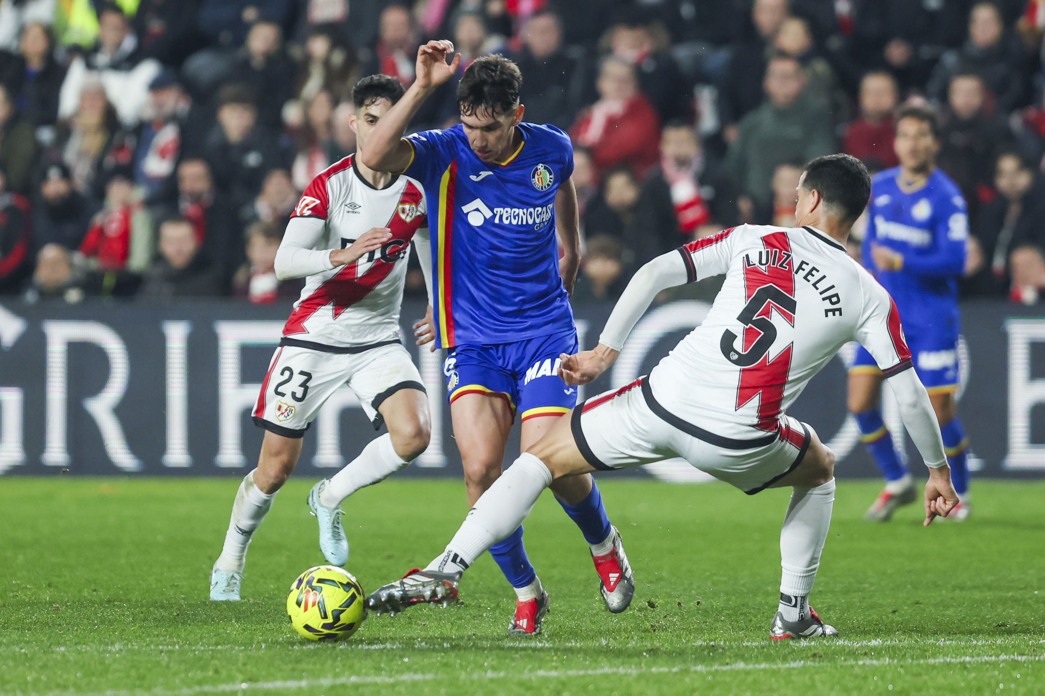 MADRID, 02/01/2026.- El defensa brasileño del Rayo Vallecano Luiz Felipe (d) lucha con Mario Martín, del Getafe, durante el encuentro de la jornada 18 de LaLiga que Rayo Vallecano y Getafe CF disputan este viernes en el estadio de Vallecas. EFE/Kiko Huesca