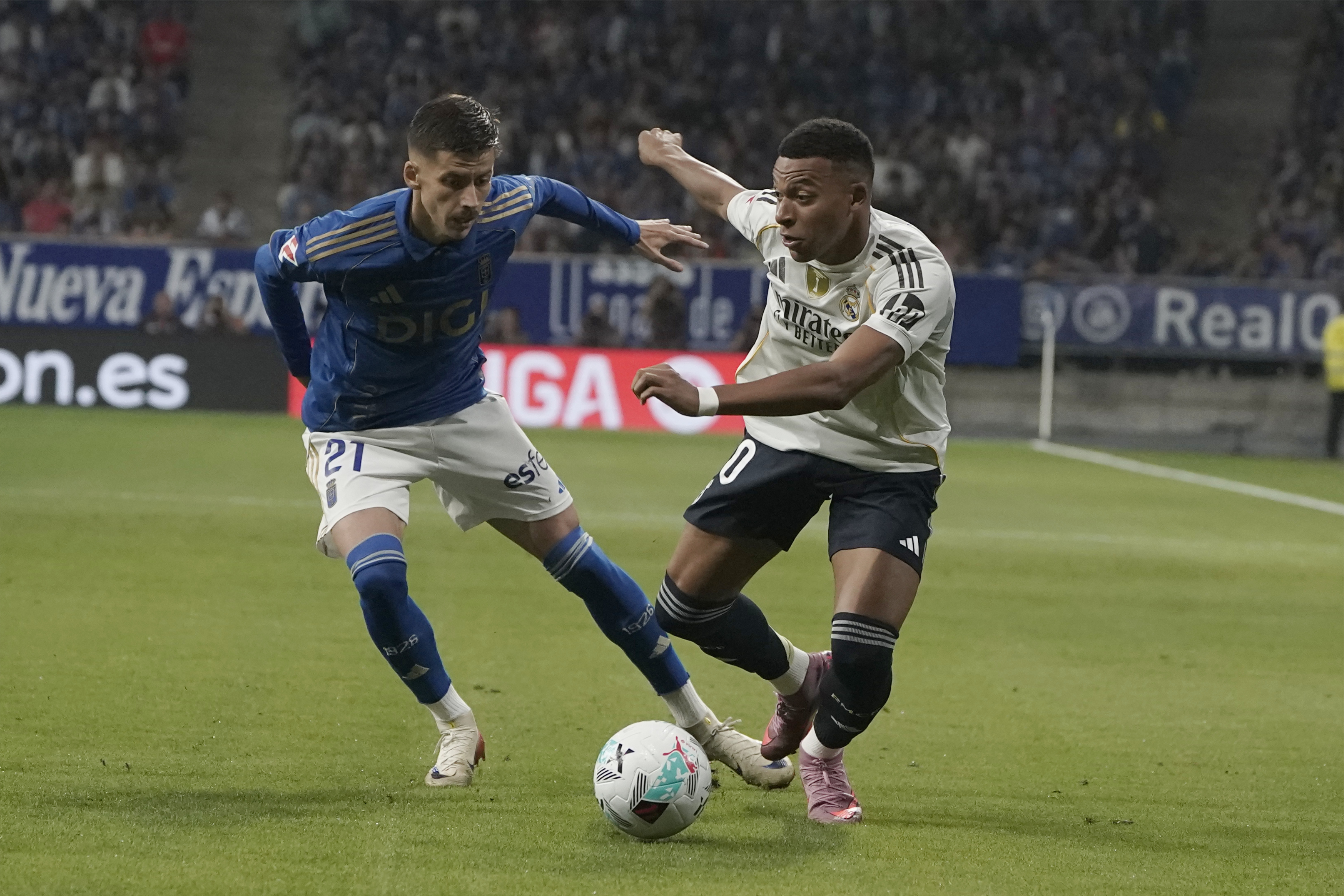 OVIEDO 24/08/2025. - El delantero francés del Real Madrid Kylian Mbappé (d) pelea un balón con el centrocampista serbio del Real Oviedo Luka Ilic durante el partido de LaLiga que enfrenta al Real Oviedo y al Real Madrid este domingo en el estadio Carlos Tartiere. EFE/Paco Paredes
