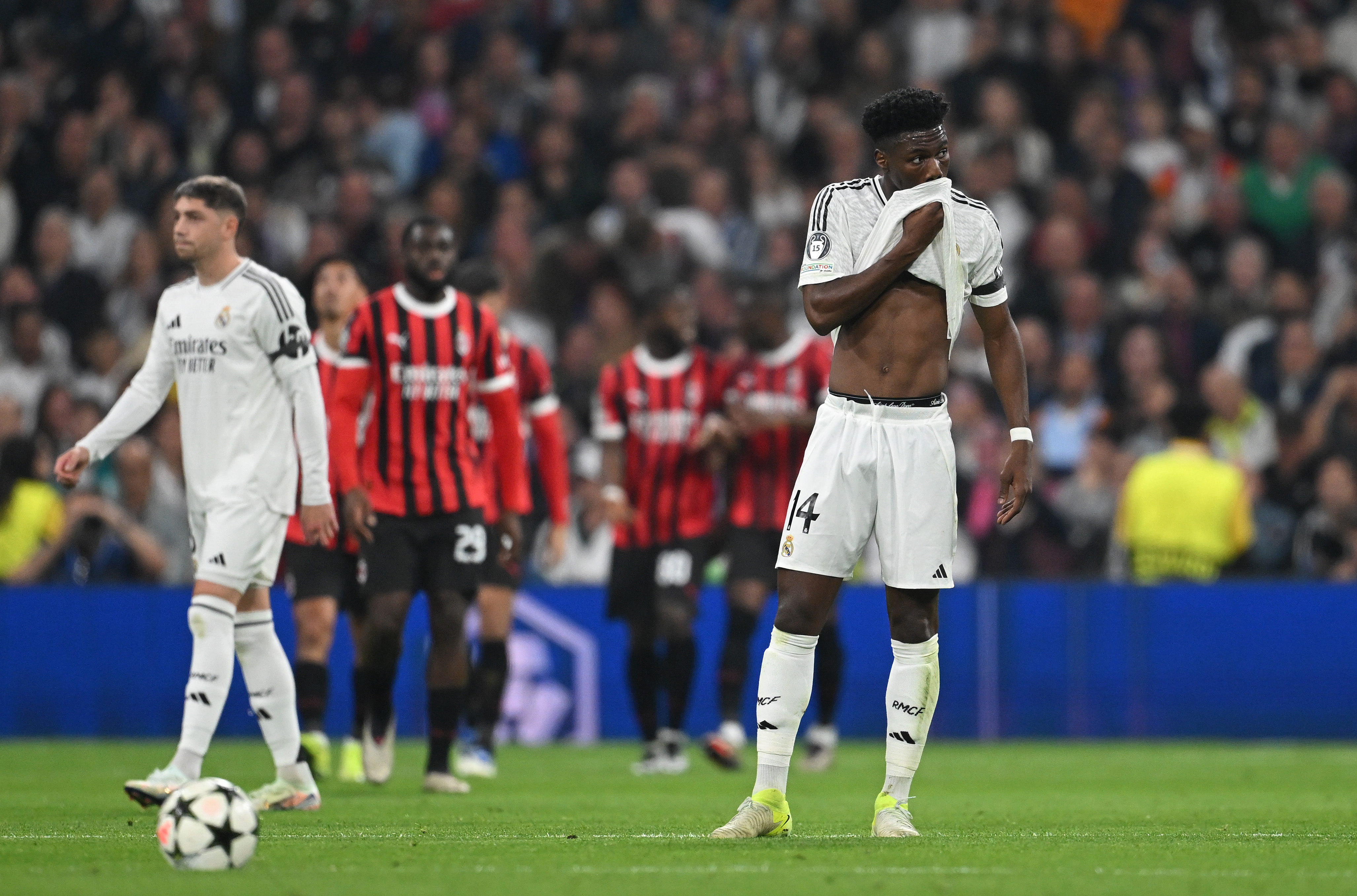 MADRID, SPAIN - NOVEMBER 05: Aurelien Tchouameni of Real Madrid reacts after Alvaro Morata of AC Milan (not pictured) scores his team's second goal during the UEFA Champions League 2024/25 League Phase MD4 match between Real Madrid C.F. and AC Milan at Estadio Santiago Bernabeu on November 05, 2024 in Madrid, Spain. (Photo by Michael Regan - UEFA/UEFA via Getty Images)
PUBLICADA 06/11/24 NA MA07 2COL