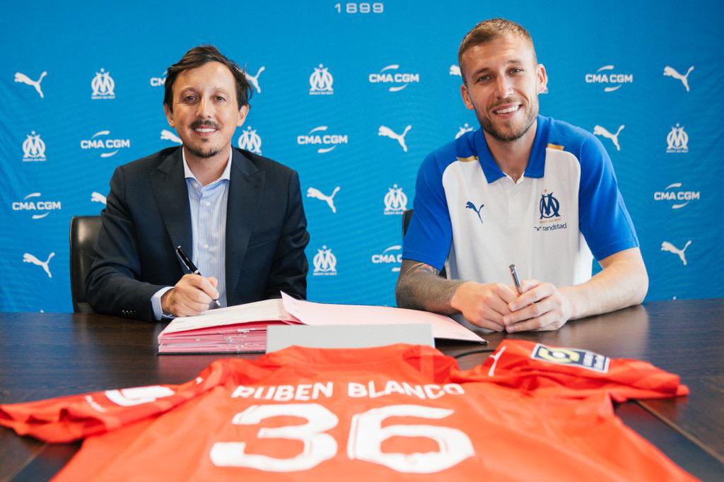 El presidente Pablo Longoria y Rubén Blanco firman el contrato del guardameta como nuevo jugador del Olympique de Marsella.