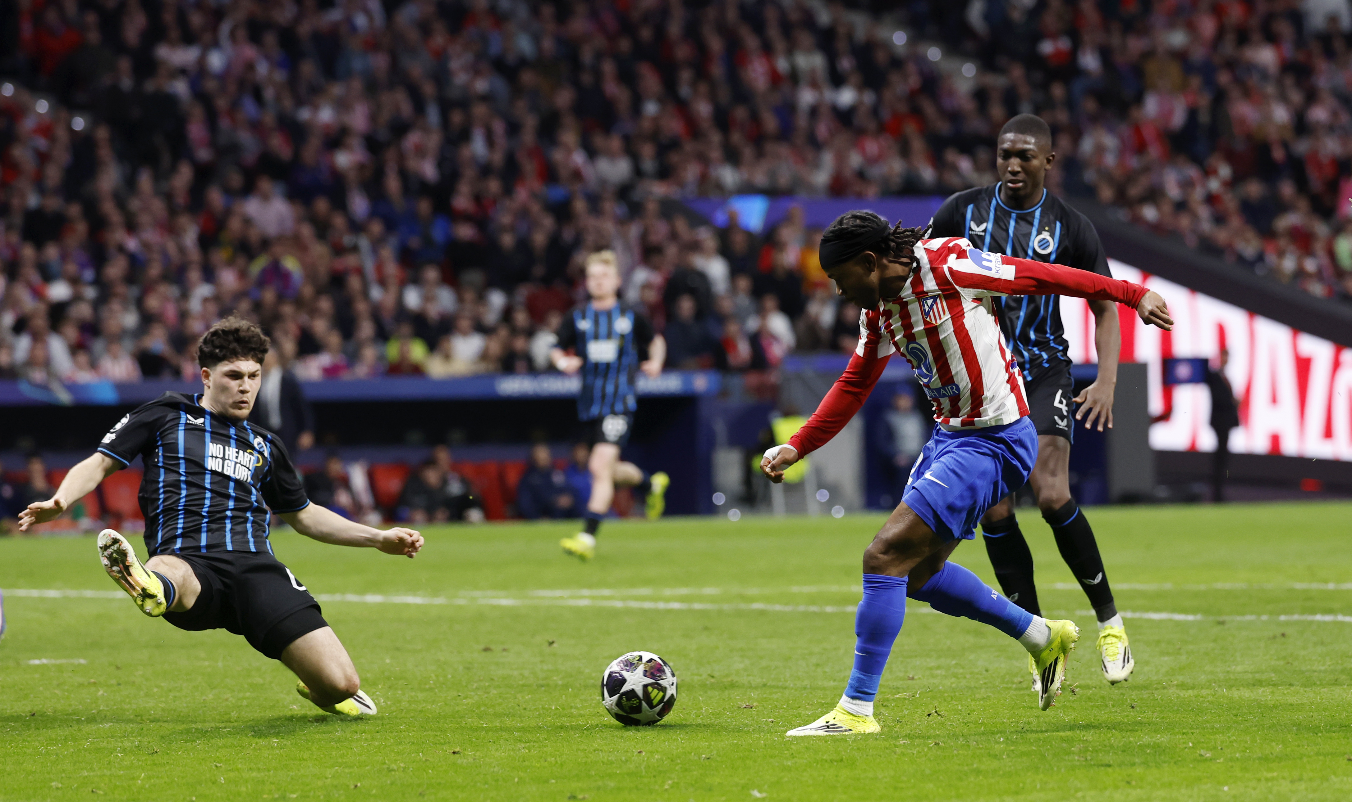 Lookman tiró una gran pared con Griezmann entrando al área y, totalmente generoso, se la cede a Sorloth desde la izquierda para que ejecute. ¡Segundo doblete consecutivo del noruego!