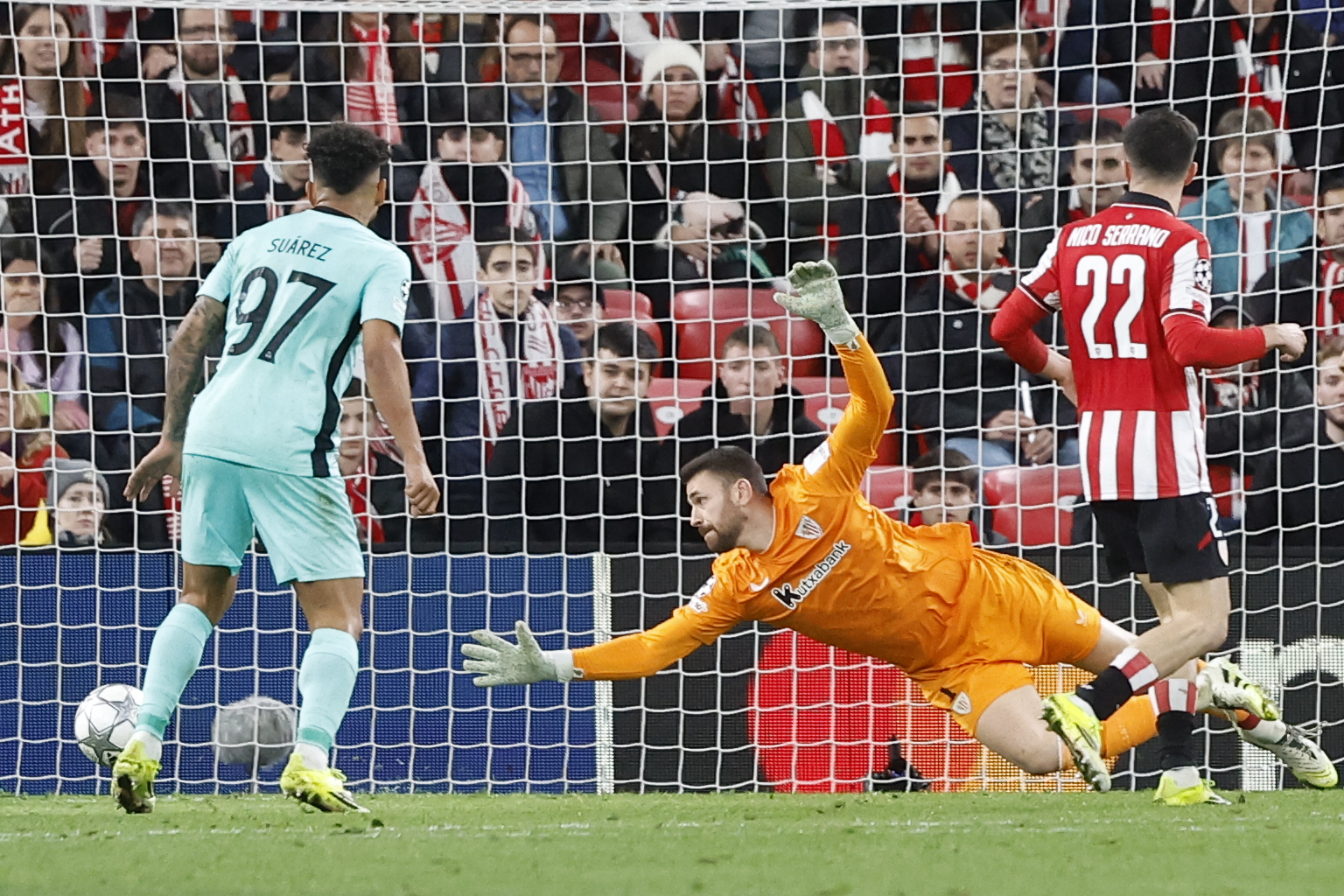 Unai Simón, intenta detener el balón.