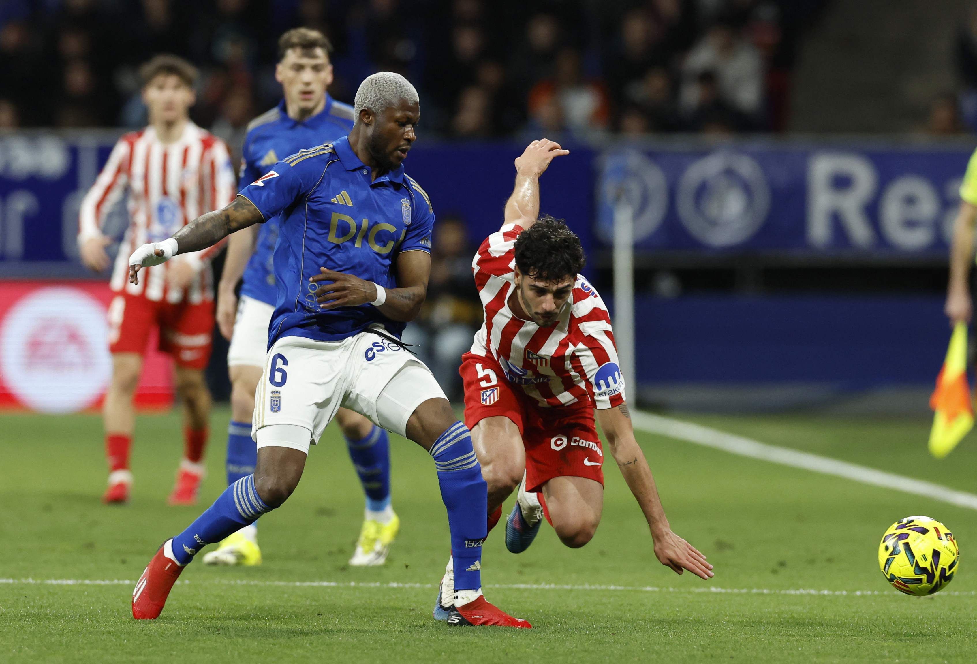 Soccer Football - LaLiga - Real Oviedo v Atletico Madrid - Estadio Carlos Tartiere, Oviedo, Spain - February 28, 2026 Atletico Madrid's Johnny Cardoso in action with Real Oviedo's Kwasi Sibo REUTERS/Vincent West