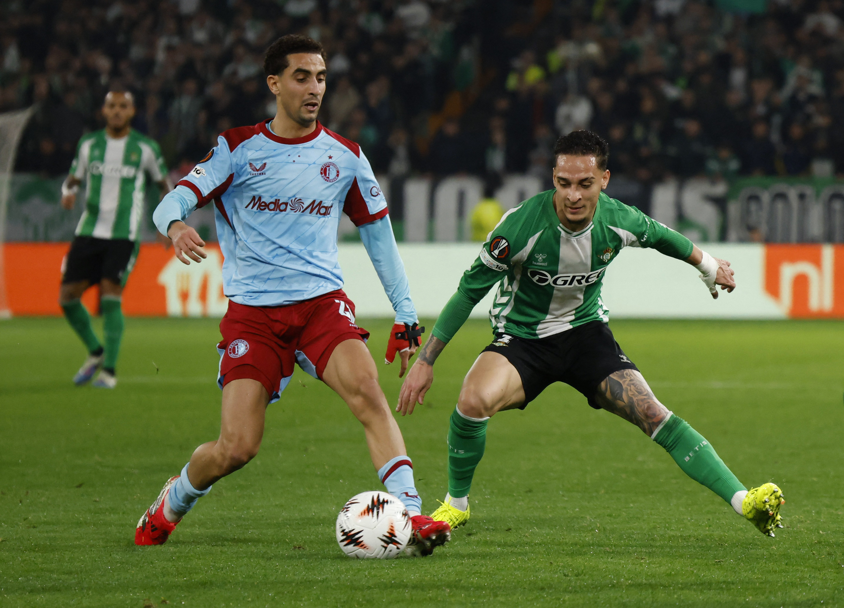 Soccer Football - UEFA Europa League - Real Betis v Feyenoord - Estadio de La Cartuja, Seville, Spain - January 29, 2026 Feyenoord's Oussama Targhalline in action with Real Betis' Antony REUTERS/Marcelo Del Pozo
