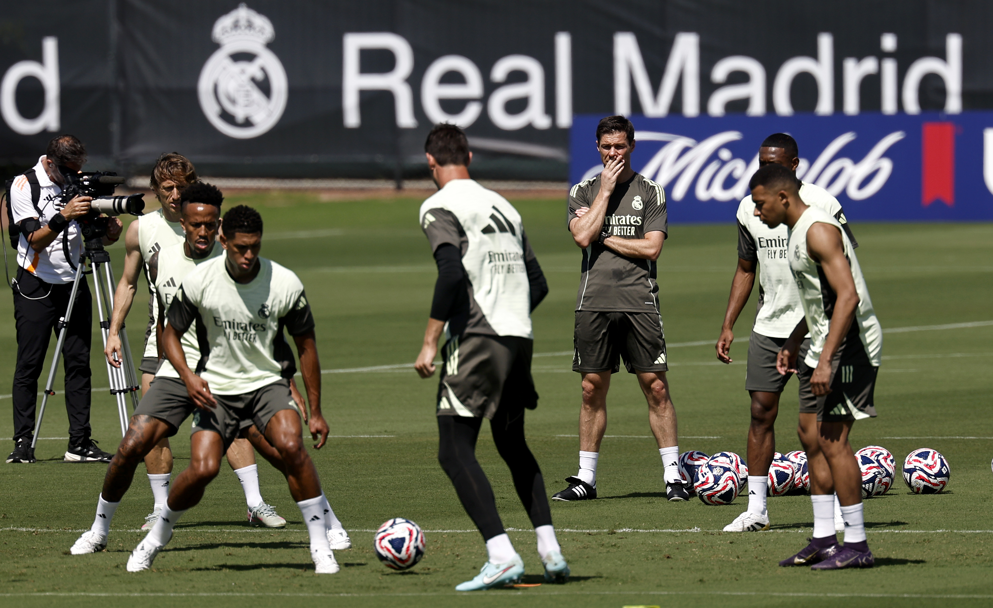 ENTRENAMIENTO REAL MADRID LUKA MODRIC EDER MILITAO JUDE BELLINGHAM XABI ALONSO ENTRENADOR KYLIAN MBAPPE 
