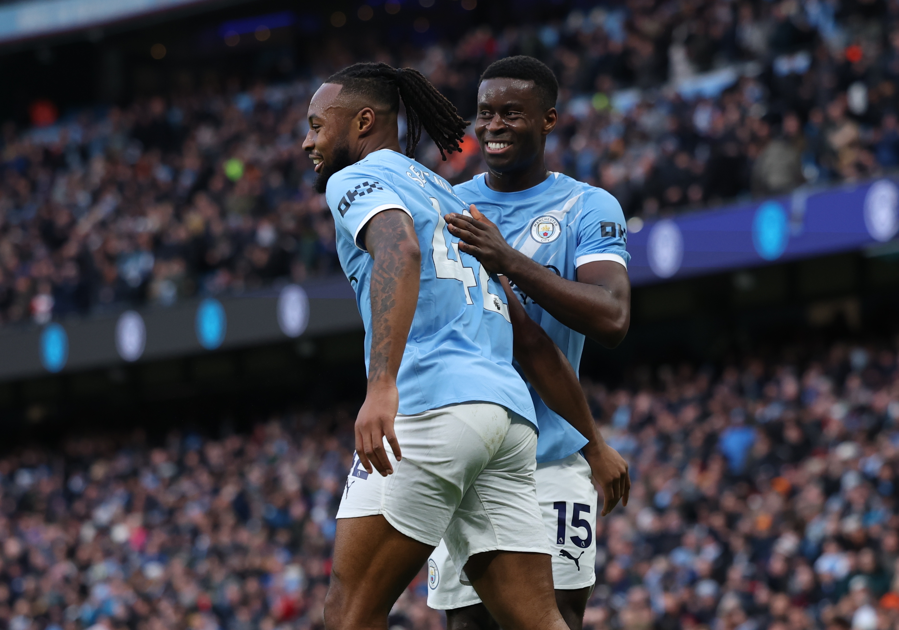 MANCHESTER (United Kingdom), 24/01/2026.- Antoine Semenyo of Manchester City (L) celebrates scoring the 2-0 goal with Marc Guehi of Manchester City (R) during the English Premier League match between Manchester City and Wolverhampton Wanderers, in Manchester, Britain, 24 January 2026. (Reino Unido) EFE/EPA/ADAM VAUGHAN EDITORIAL USE ONLY. No use with unauthorized audio, video, data, fixture lists, club/league logos, 'live' services or NFTs. Online in-match use limited to 120 images, no video emulation. No use in betting, games or single club/league/player publications.