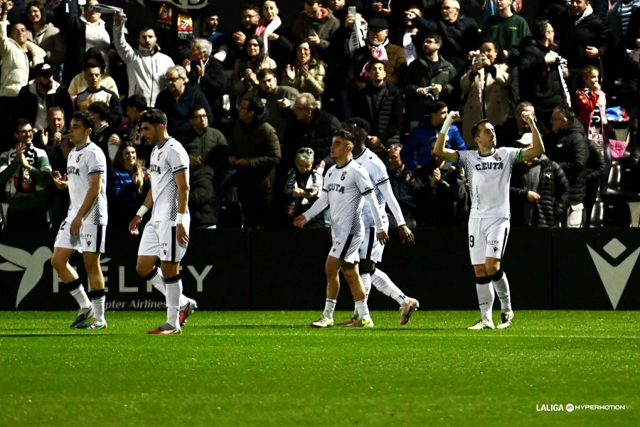 El Ceuta gana al Córdoba el cuerpo a cuerpo, en media hora de locura