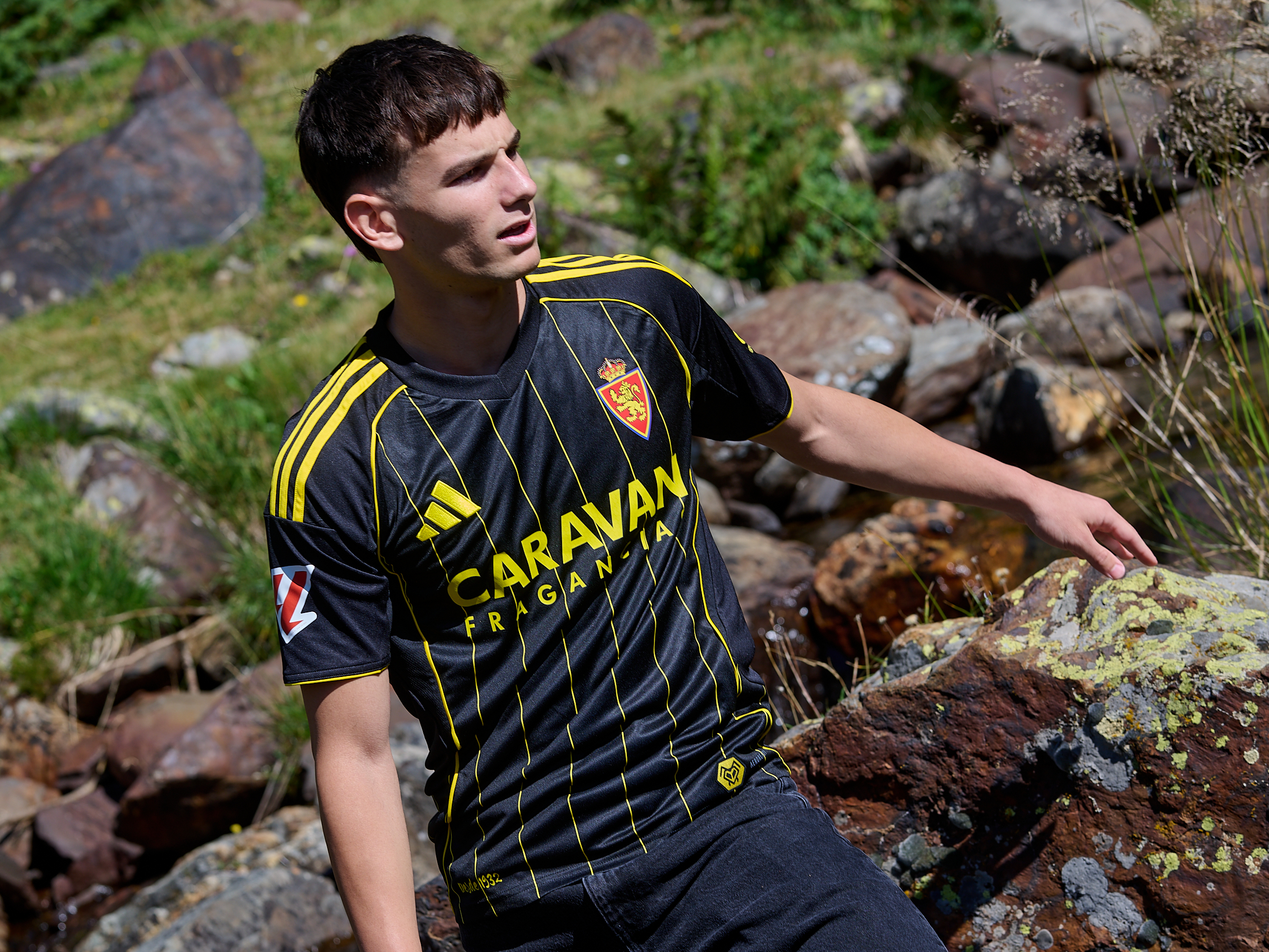 Pau Sans, con la segunda equipación del Real Zaragoza para esta temporada.