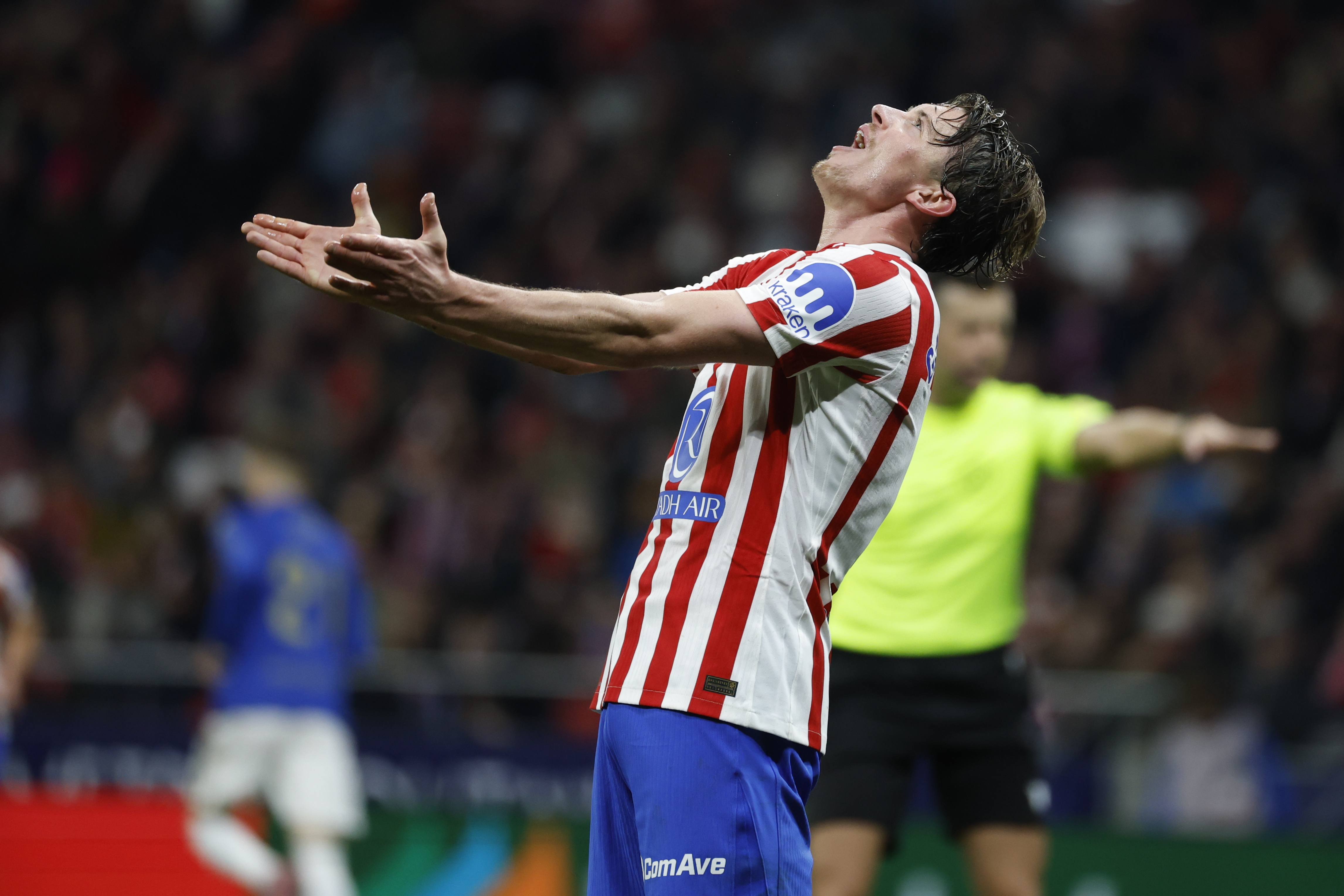 MADRID, 29/11/2025.- El defensa centrocampista del Atlético de Madrid Conor Gallagher durante el partido de la jornada 14 de LaLiga EA Sports que Atlético de Madrid y Real Oviedo disputan este sábado en el Estadio Riyadh Air Metropolitano de la capital española. EFE/ Juanjo Martín
