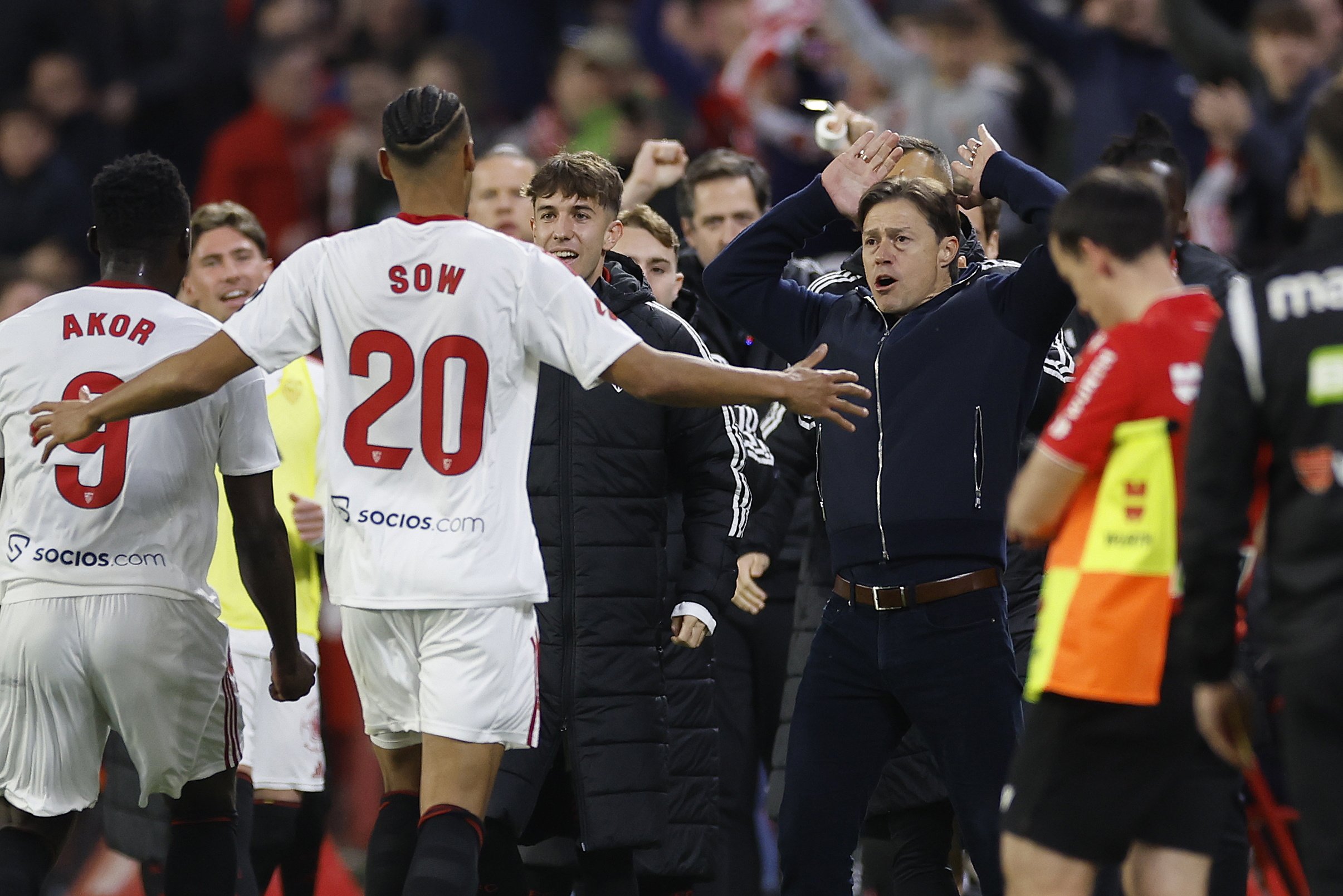 El Sevilla resiste al Alavés y a Galech y homenajea a Helenio Herrera