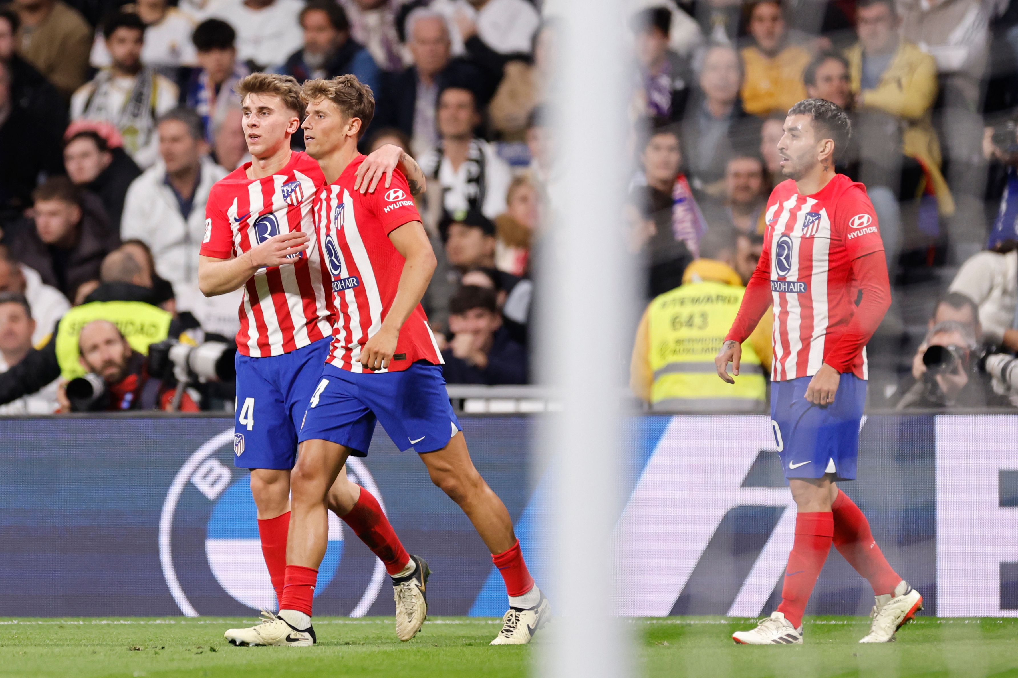 Marcos Llorente celebra un gol en el Bernabéu con Barrios y Correa.