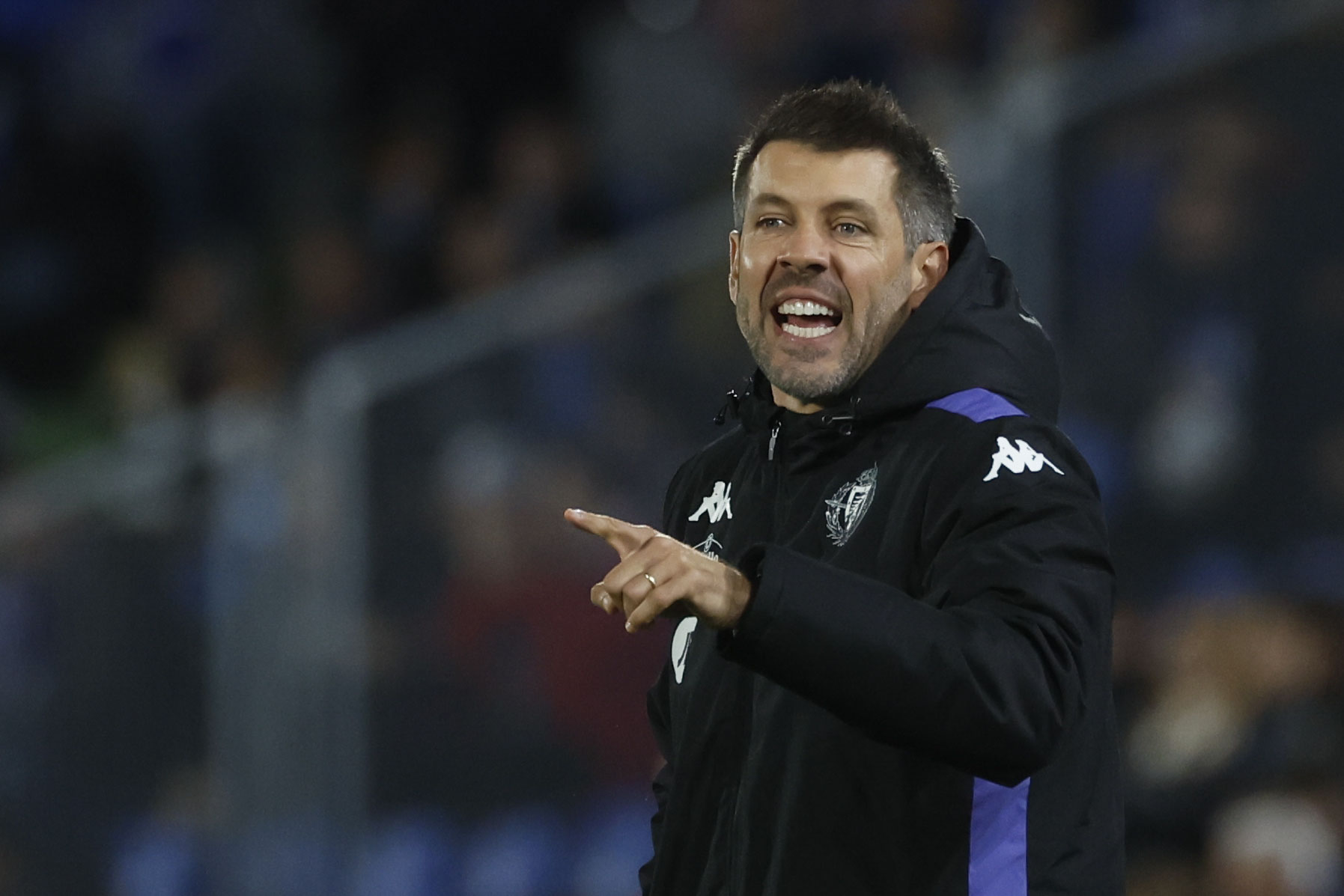 GETAFE (MADRID), 22/11/2024.- El entrenador del Real Valladolid, el uruguayo Paulo Pezzolano, durante el partido de LaLiga entre el Getafe y el Real Valladolid, este viernes en el Coliseo de Getafe. EFE/ Juanjo Martín