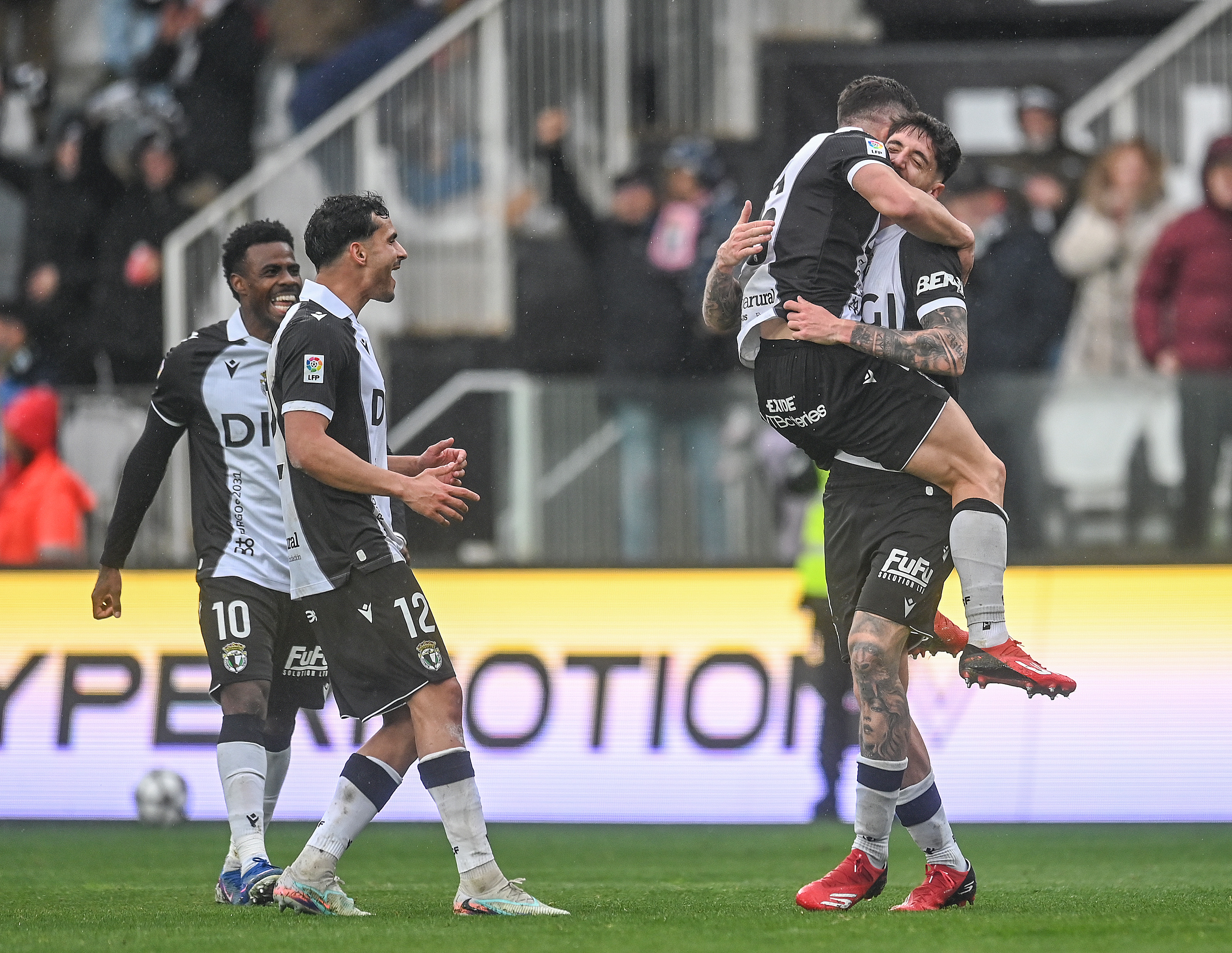 Fer Niño mantiene viva la llama del ascenso del Burgos 