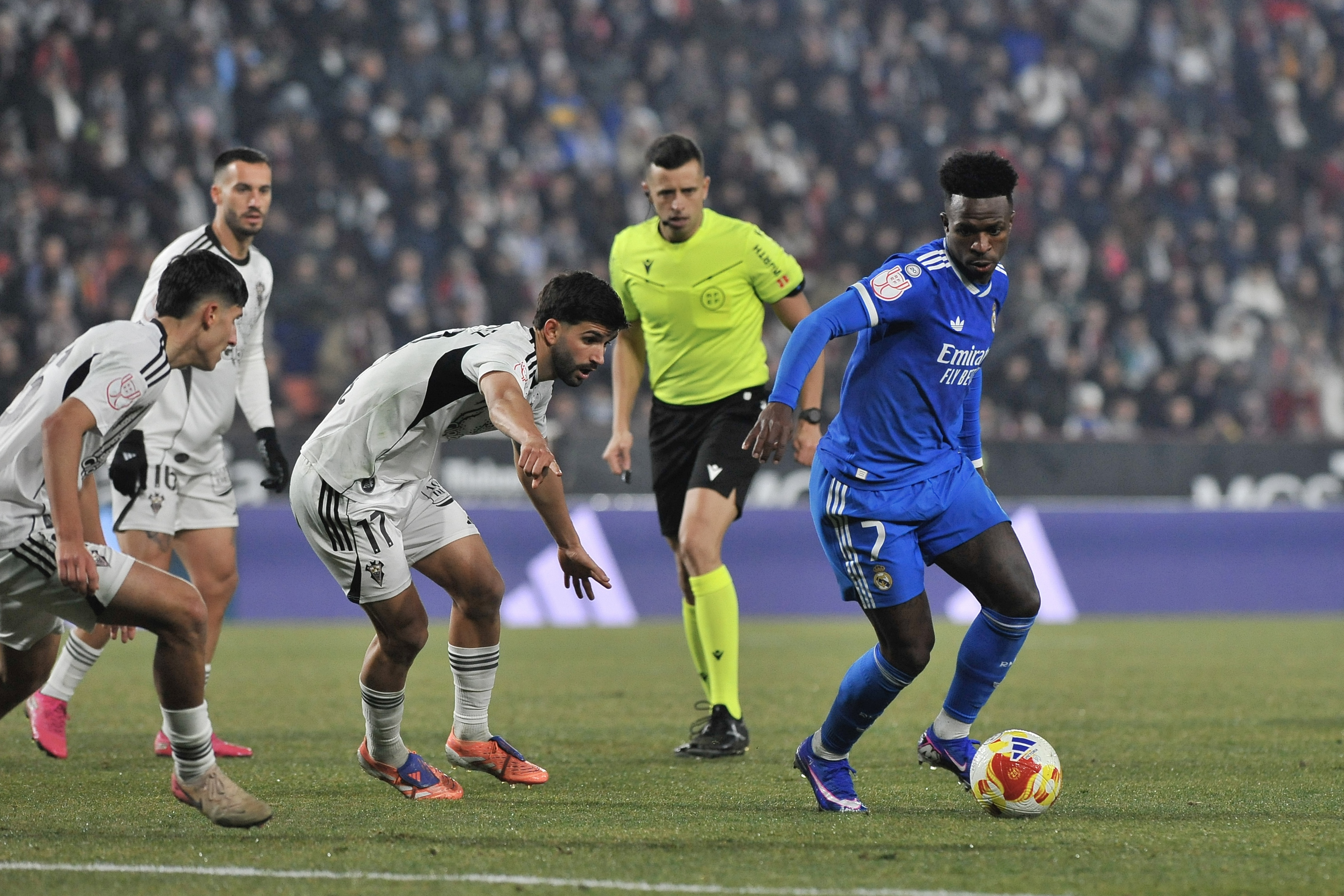 Ale Meléndez disputa un balón con Vinicius.