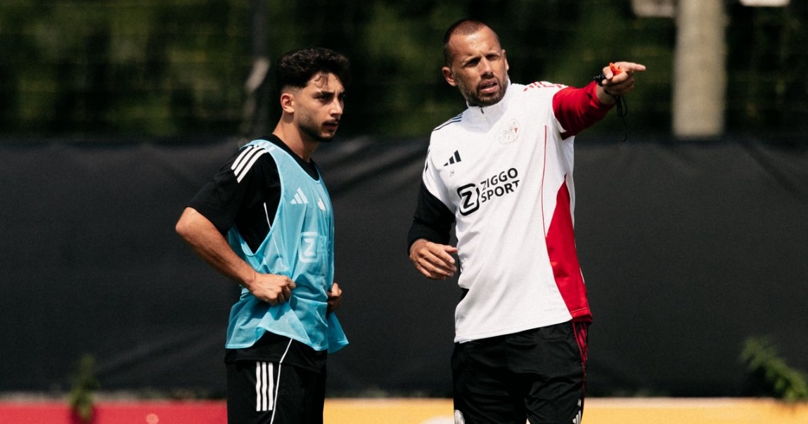 Raúl Moro recibe órdenes de Heitinga en un entrenamiento del Ajax.
