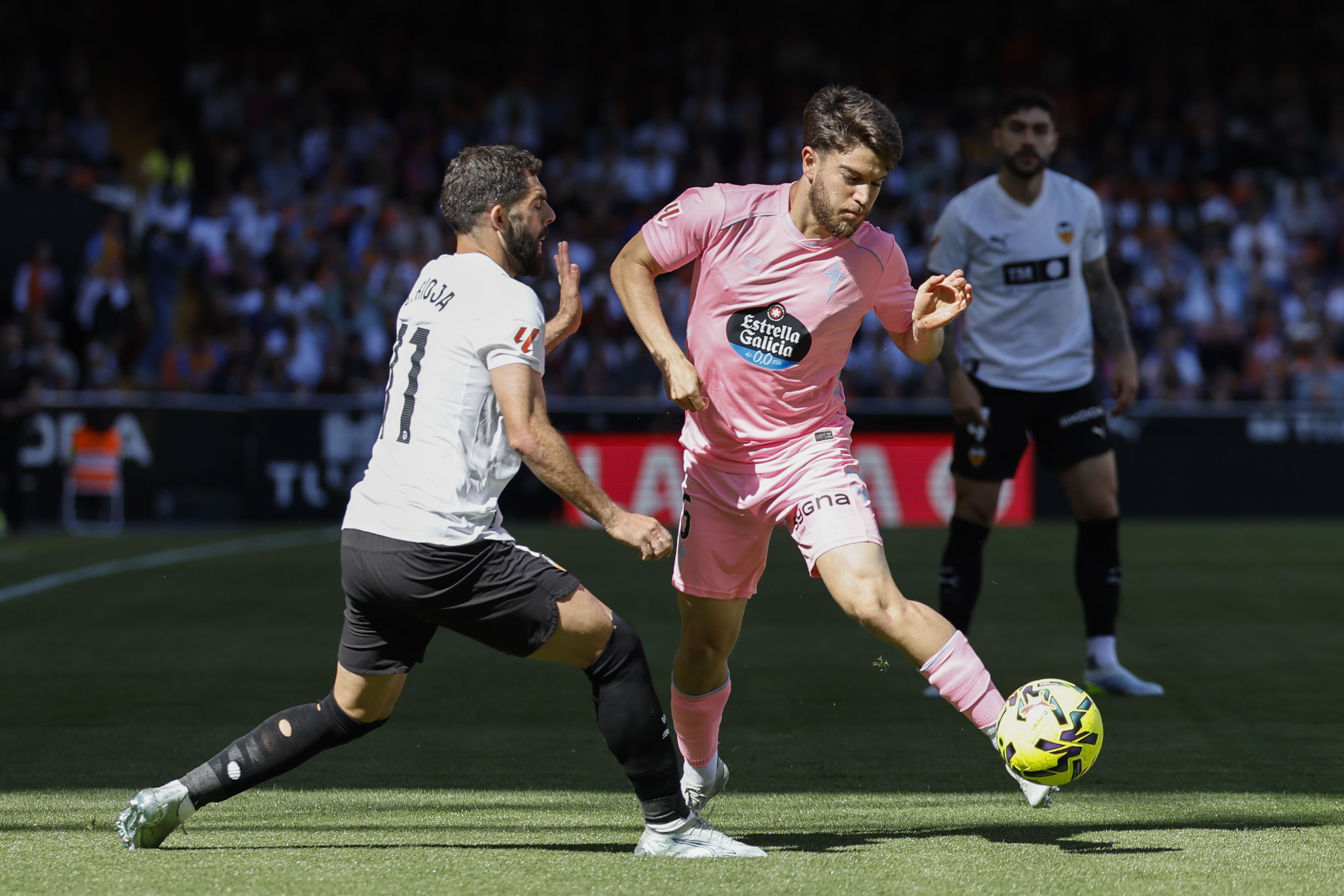 VALENCIA, 05/04/2026.- El defensa del Celta Sergio Carreira (d) disputa un balón con el centrocampista del Valencia Luis Rioja (i) durante el partido de la jornada 30 de LaLiga EA Sports entre Valencia CF y Celta de Vigo, este domingo en el estadio de Mestalla, en Valencia. EFE/ Ana Escobar
