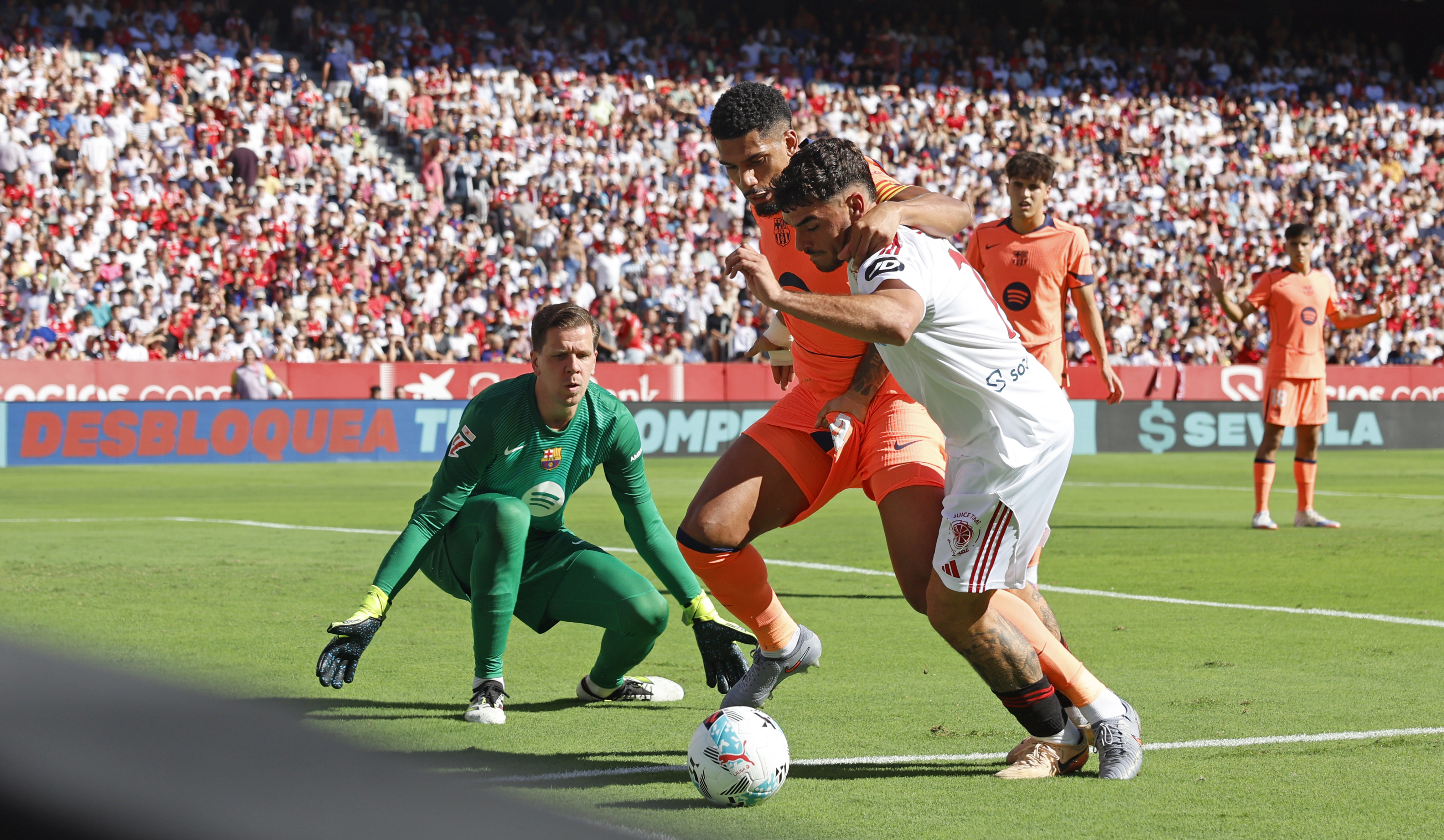 Isaac Romero cae en el área tras una disputa de balón con Araujo en la que el jugador del Sevilla termina por el suelo al trastabillar el defensor azulgrana la pierna de apoyo del ariete. Le llama Carlos del Cerro Grande al colegiado, quien dictamina que hay contacto para señalar pena máxima para los locales.