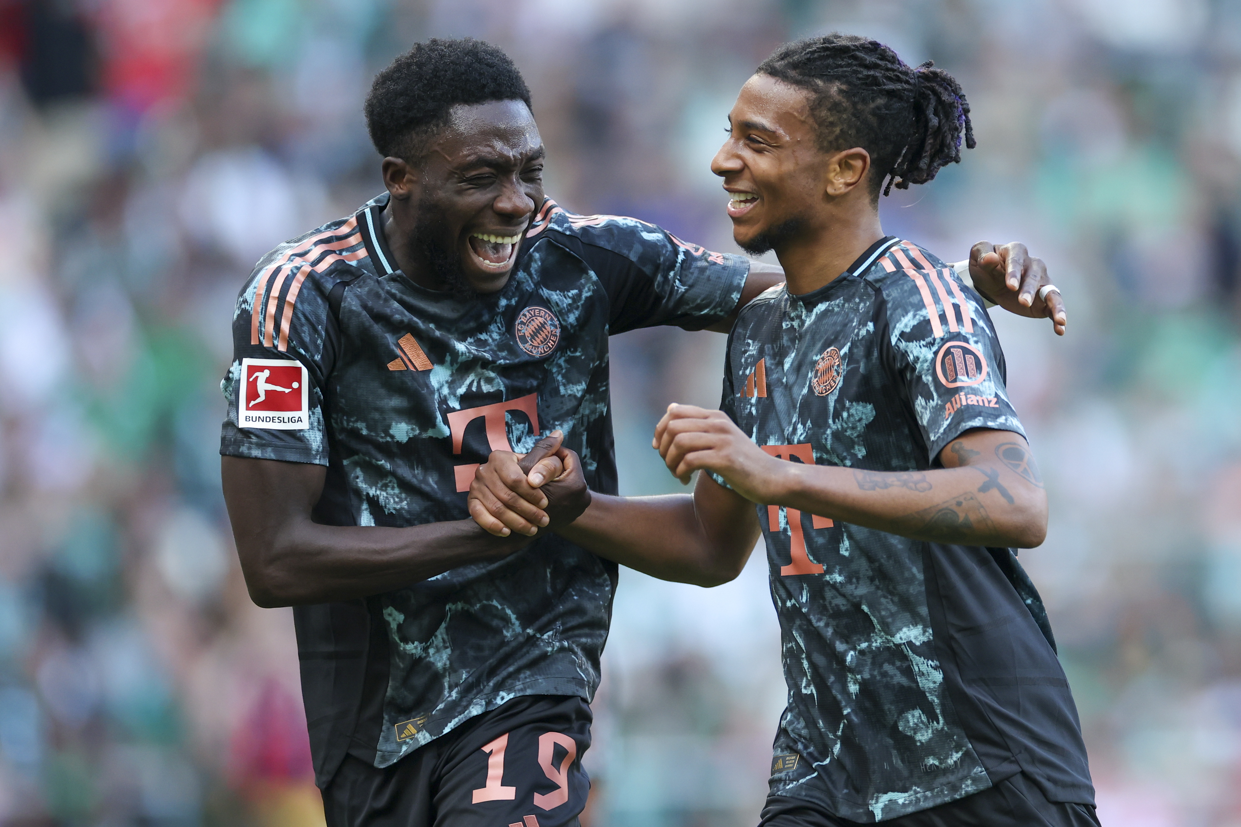 Bremen (Germany), 21/09/2024.- Michael Olise of Munich (R) celebrates with Alphonso Davies of Munich (L) after scoring 0-4 goal during the German Bundesliga soccer match between SV Werder Bremen and FC Bayern Munich in Bremen, Germany, 21 September 2024. (Alemania) EFE/EPA/CHRISTOPHER NEUNDORF CONDITIONS - ATTENTION: The DFL regulations prohibit any use of photographs as image sequences and/or quasi-video.
