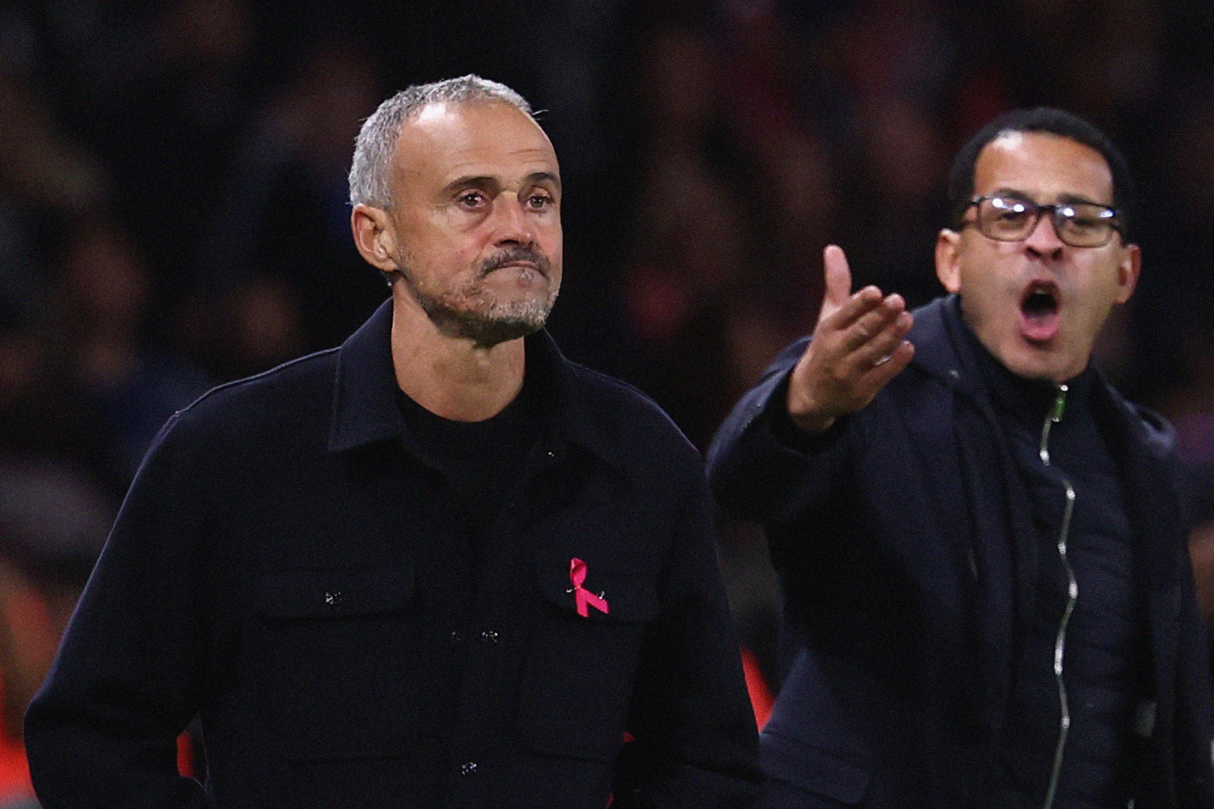 Paris Saint-Germain's Spanish headcoach Luis Enrique (L) looks on from the technical area as Strasbourg's British head coach Liam Rosenior (R) reacts during the French L1 football match between Paris Saint-Germain (PSG) and RC Strasbourg Alsace at the Parc des Princes Stadium in Paris on October 17, 2025. (Photo by FRANCK FIFE / AFP)