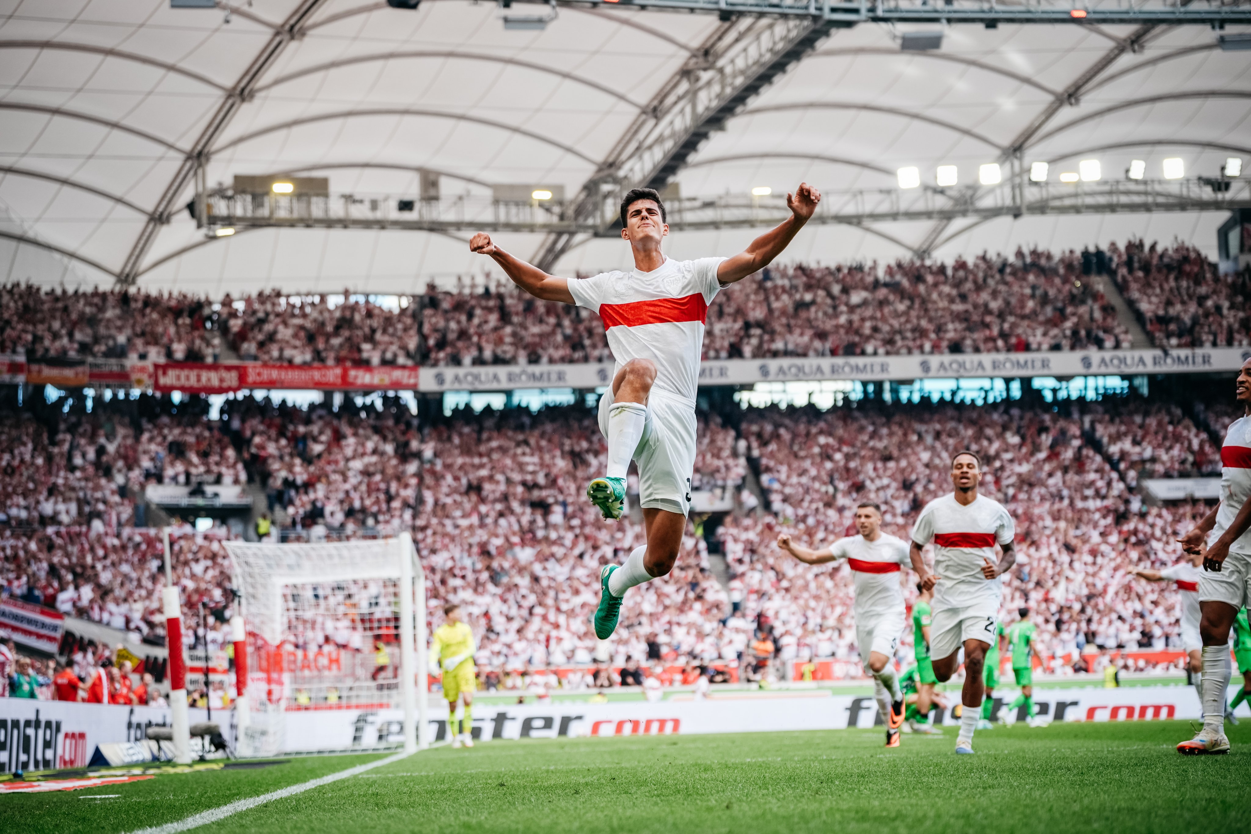 Chema Andrés celebra un gol con el Stuttgart.