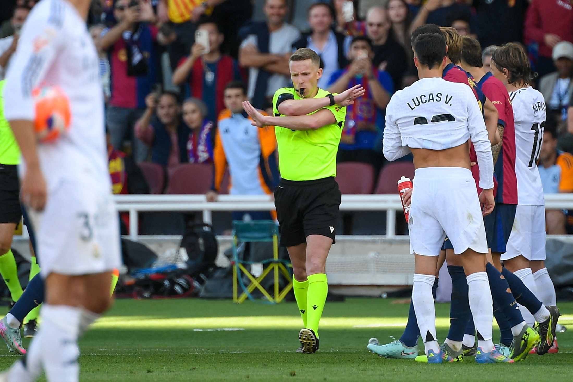Spanish referee Alejandro Hernandez refuses a penalty request from Barcelona during the Spanish league football match between FC Barcelona and Real Madrid CF at Estadi Olimpic Lluis Companys in Barcelona, on May 11, 2025. (Photo by Josep LAGO / AFP)