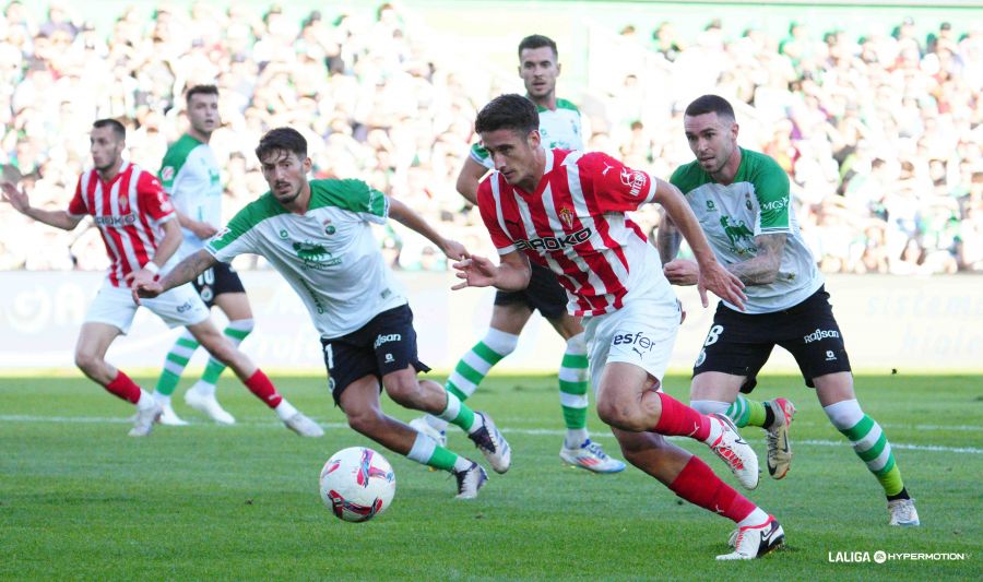 16-09-24. LANDER OLAETXEA, ENTRE MANU HERNANDO Y UNAI VENCEDOR, DURANTE EL RACING-SPORTING.