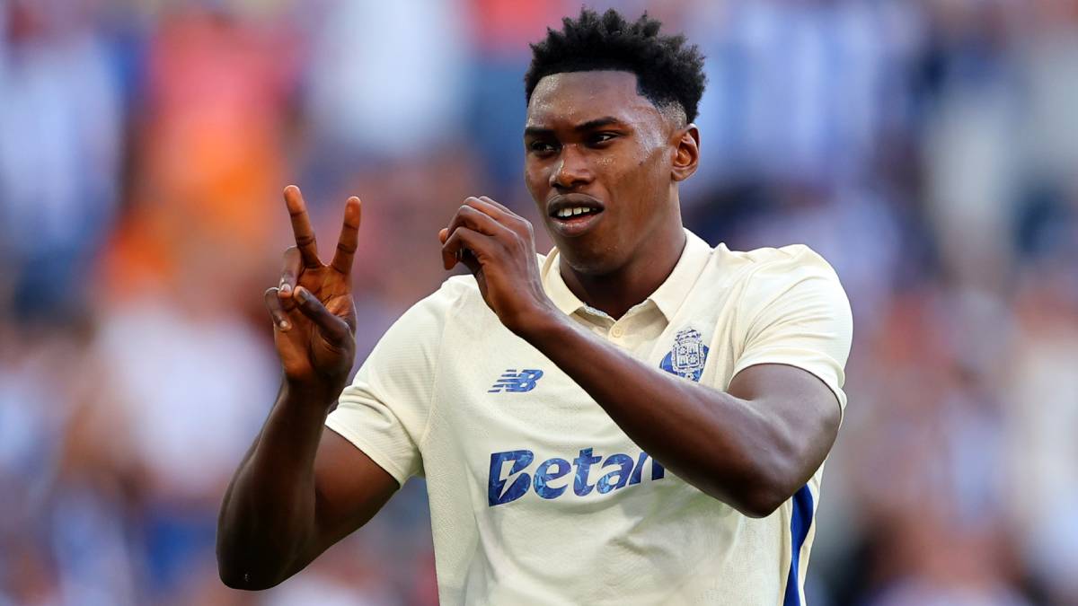 Samu Aghehowa celebra su gol al Twente.