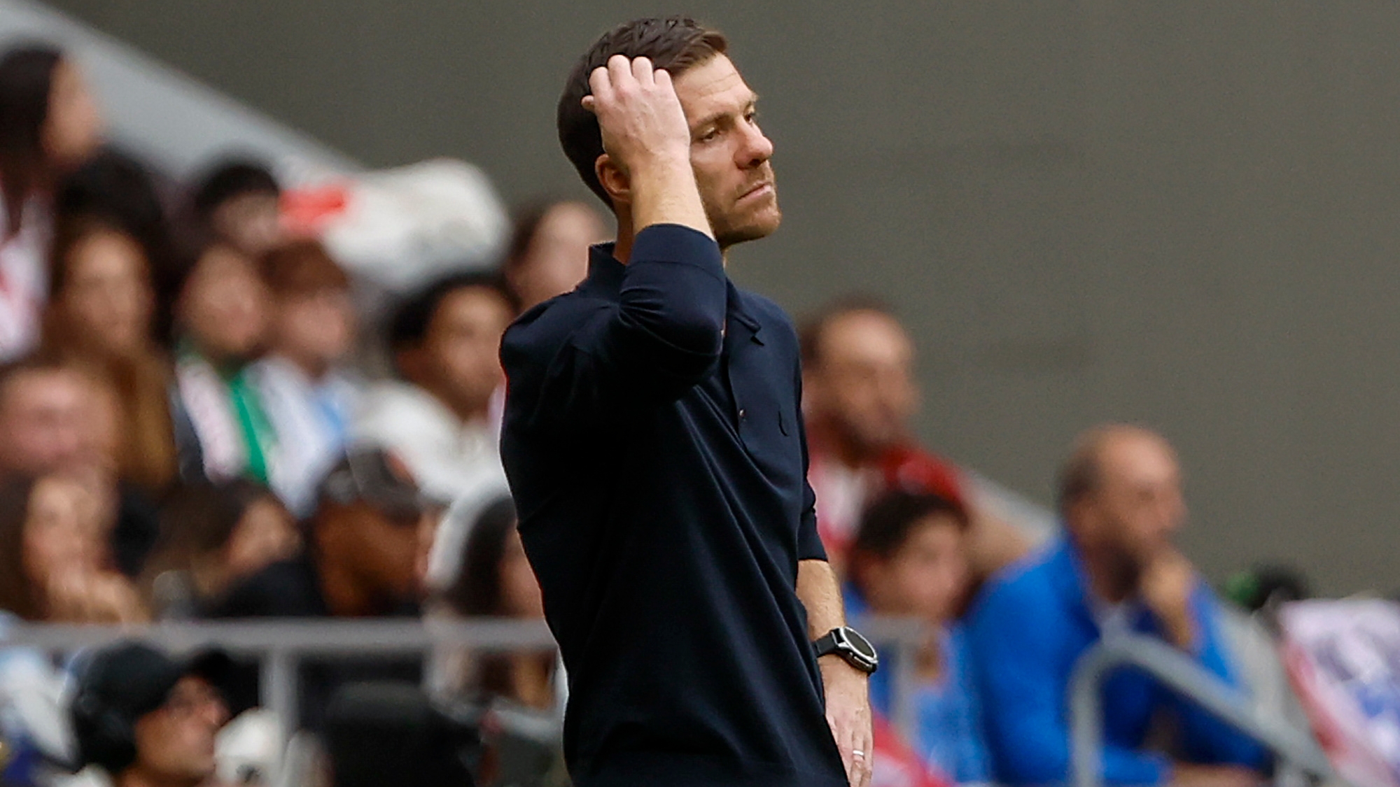 MADRID, 27/09/2025.- El entrenador del Real Madrid Xabi Alonso, durante el partido de LaLiga EA Sports entre el Real Madrid y el Atlético de Madrid, que se disputa en el estadio Riyadh Air Metropolitano este sábado. EFE/Sergio Pérez
