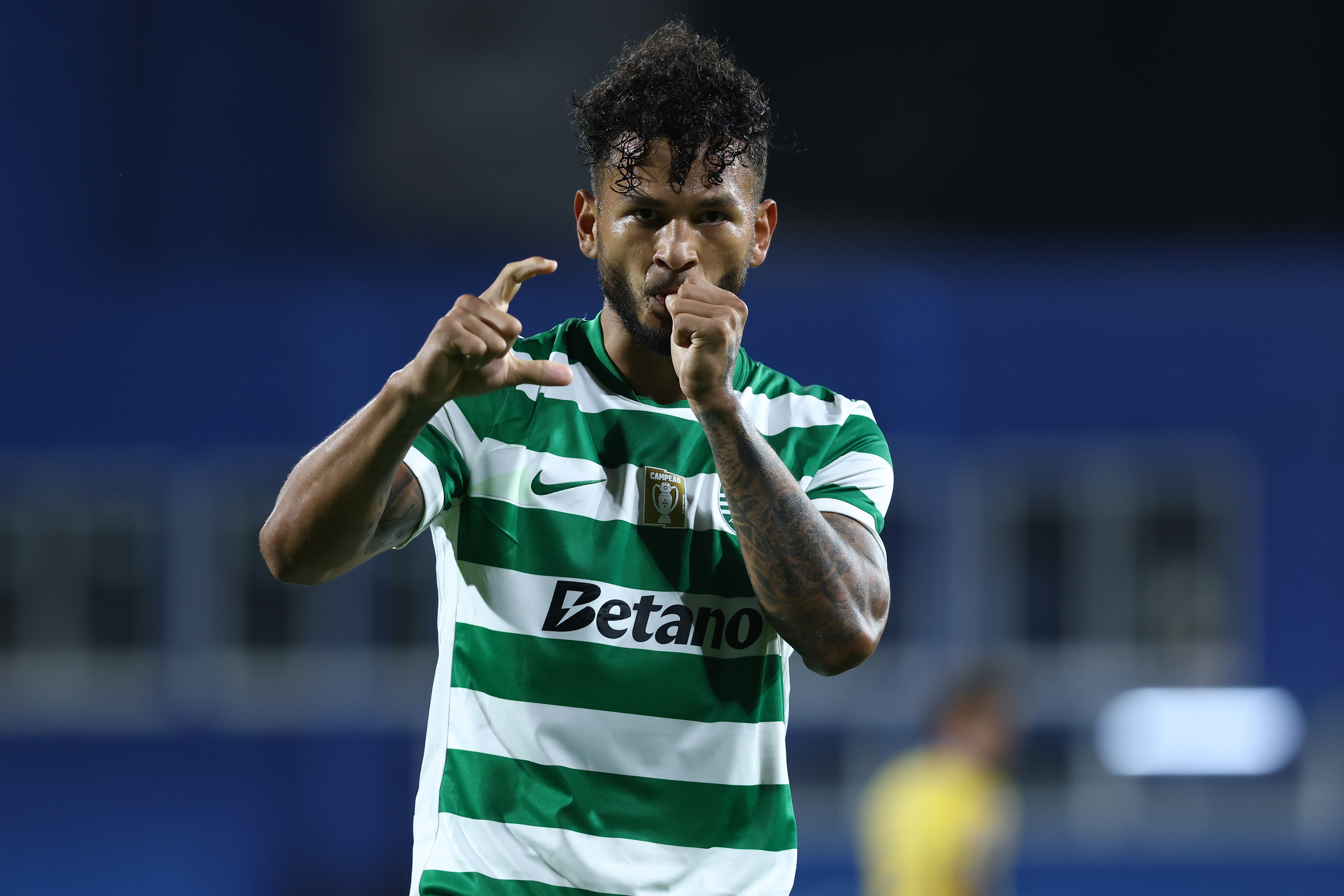 ESTORIL (Portugal), 27/09/2025.- Sporting player Luis Suarez poses after scoring the 0-1 opening goal during the Portuguese First League soccer match between GD Estoril Praia and Sporting CP in Estoril, Portugal, 27 September 2025. EFE/EPA/RODRIGO ANTUNES