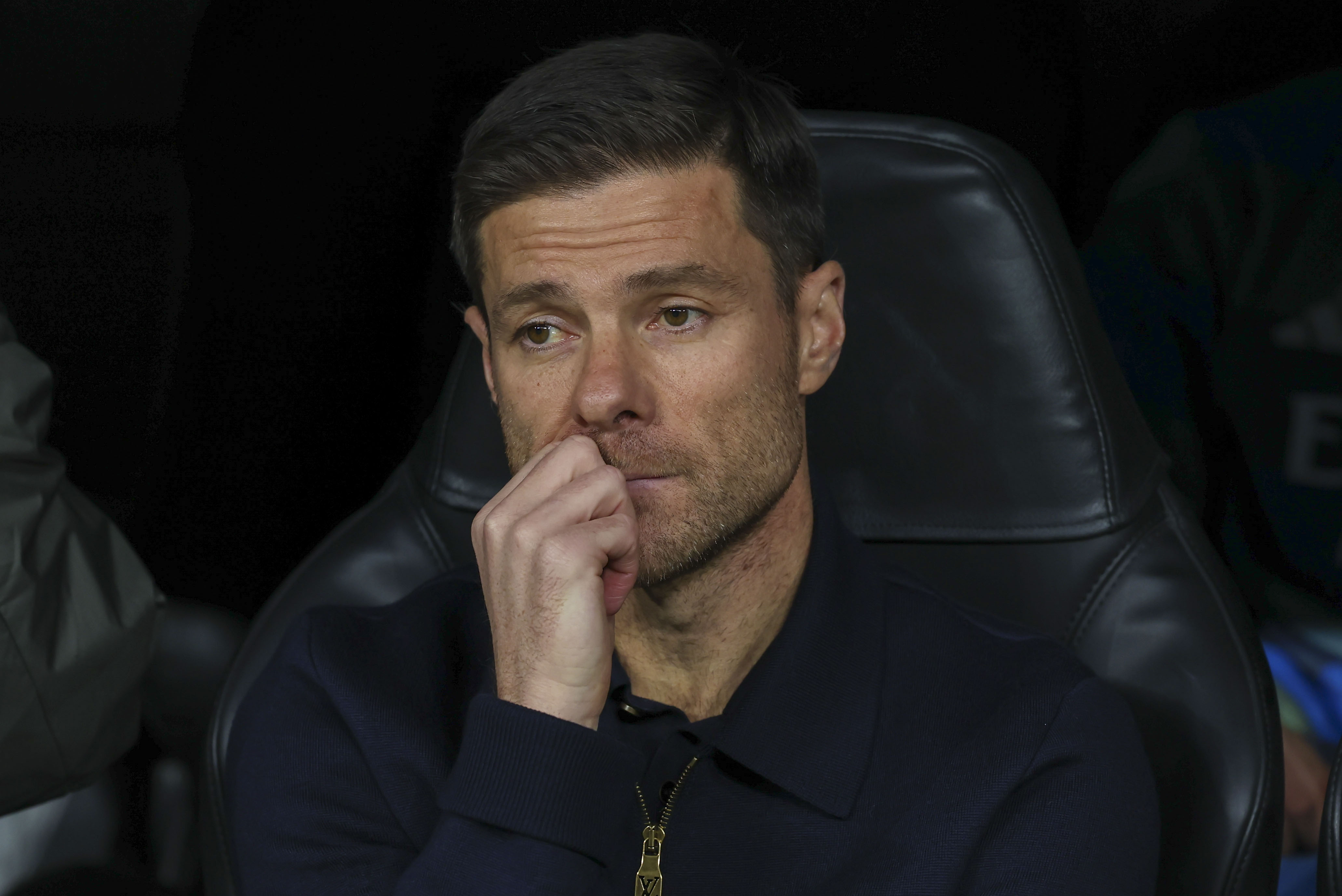 MADRID, 10/12/2025.- El técnico del Real Madrid, Xabi Alonso, durante el encuentro correspondiente a la fase regular de la Liga de Campeones que disputan este miércoles Real Madrid y Manchester City en el estadio Santiago Bernabéu, en Madrid. EFE/ Kiko Huesca
