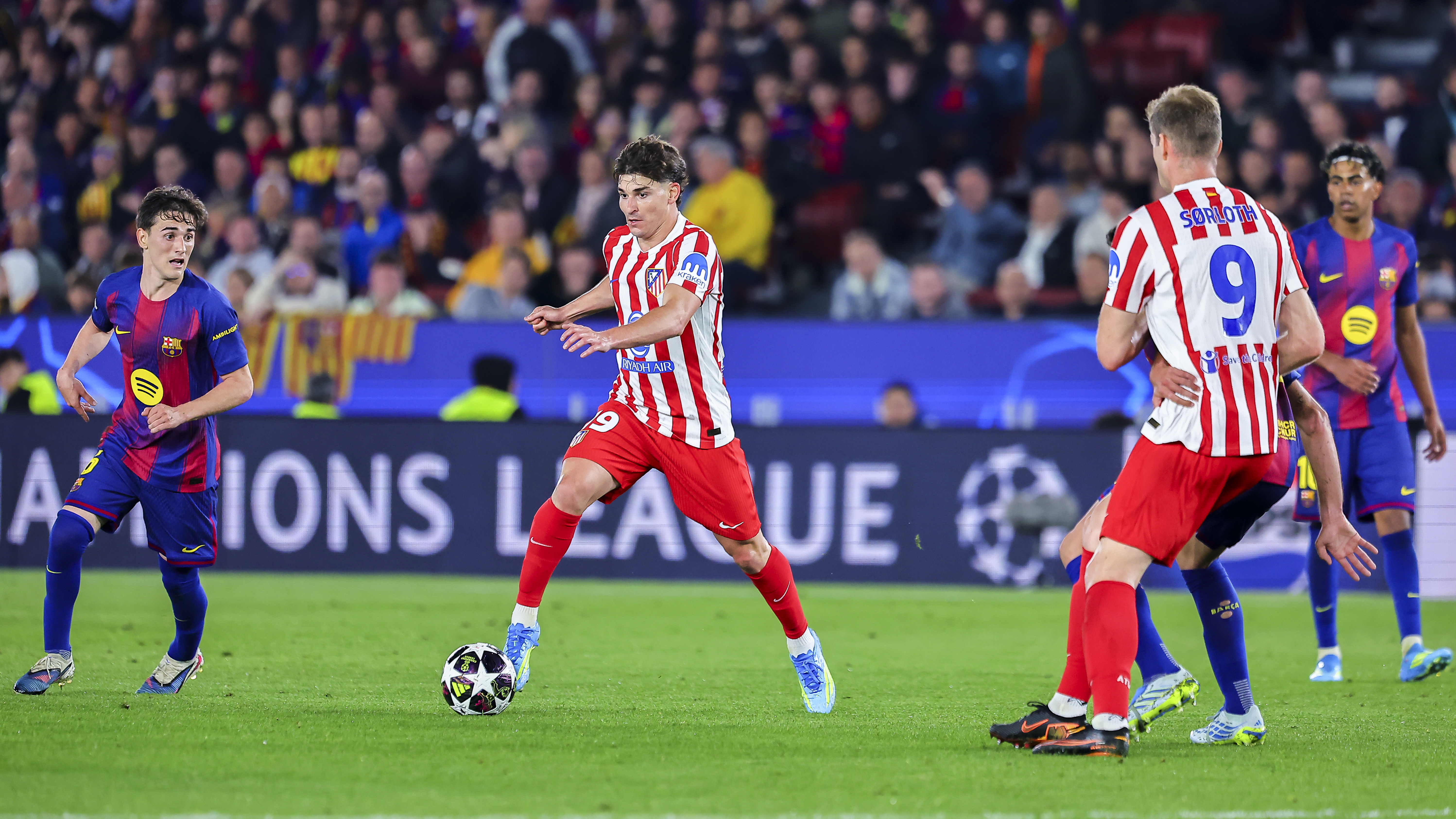 08/04/2026 UEFA CAMPIONS LEAGUE.
PARTIDO DE IDA DE LOS CUARTOS DE FINAL ENTRE EL FC BARCELONA Y EL ATLETICO DE MADRID EN EL SPOTIFY CAMP NOU.
GAVI (6) FC BARCELONA
J. ALVAREZ (19) ATLETICO DE MADRID
