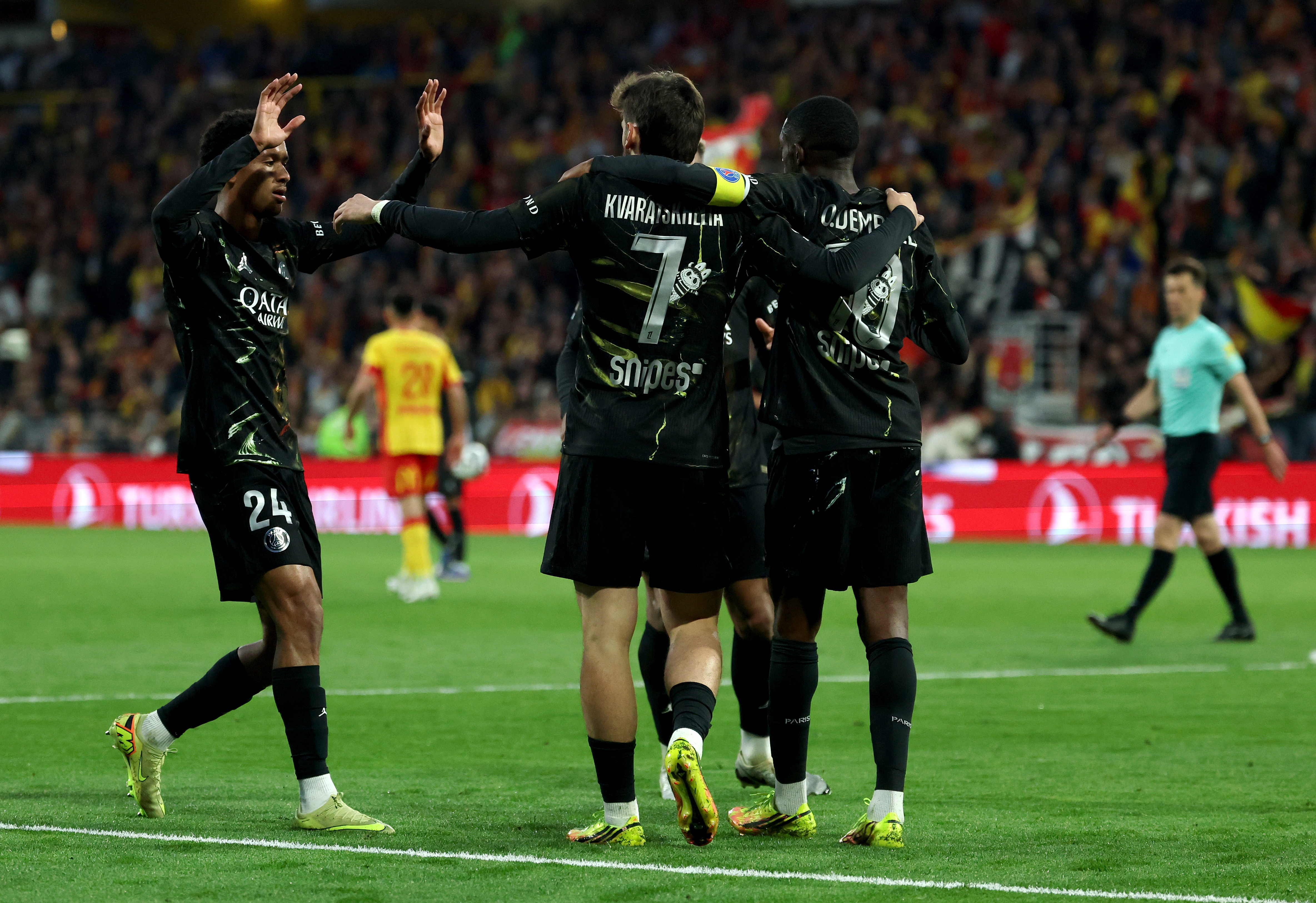 LENS (France), 13/05/2026.- Khvicha Kvaratskhelia (C) of PSG celebrates with teammates after scoring the opening goal during the French Ligue 1 soccer match between RC Lens and PSG in Lens, France, 13 May 2026 (Francia) EFE/EPA/MOHAMMED BADRA
