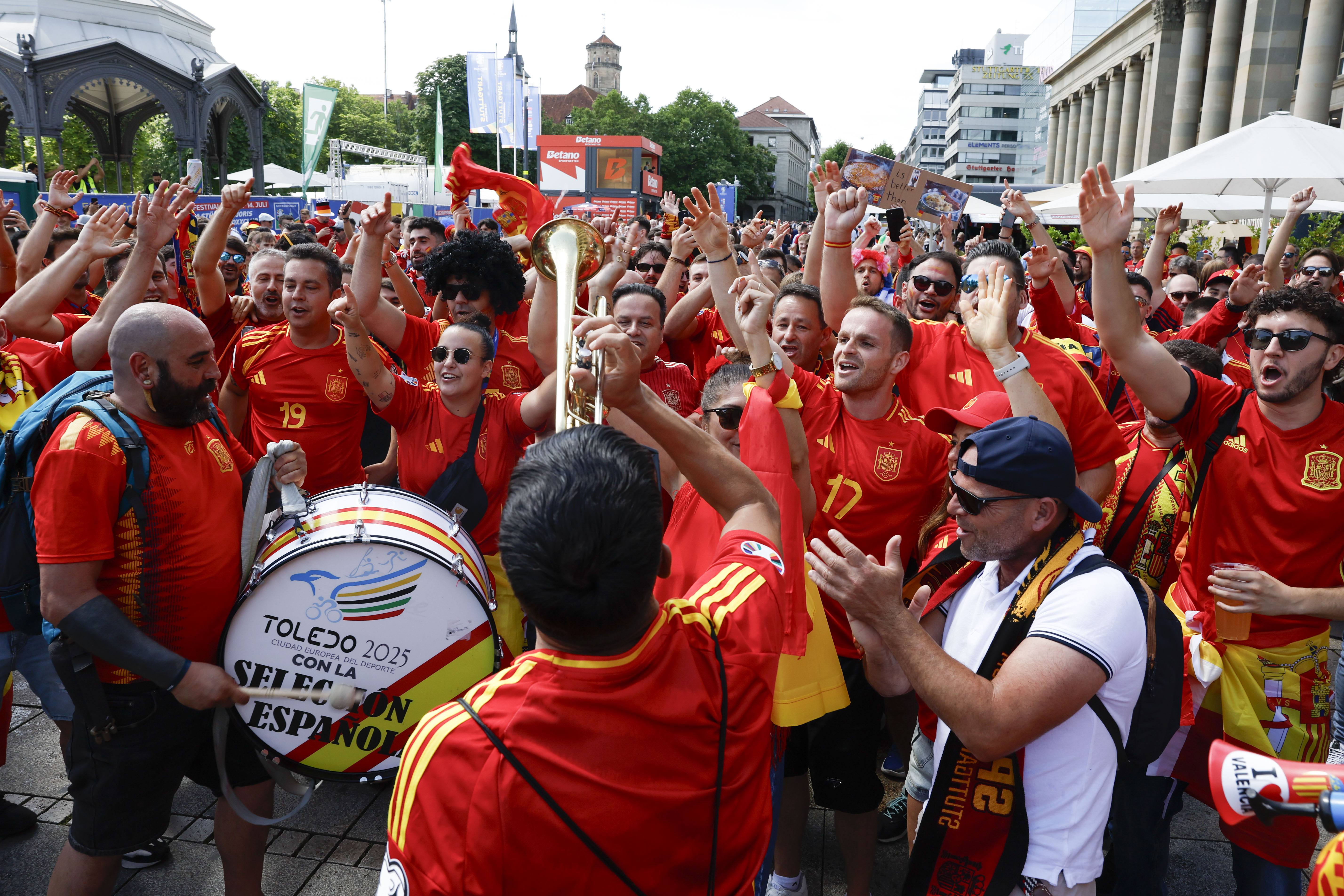 STUTTGART (ALEMANIA), 05/07/2024.-Aficionados de la selección española de fútbol, este viernes en la ciudad alemana de Stuttgart, donde esta tarde el equipo español se enfrentará a la selección de Alemania.-EFE/ J.J. Guillén
