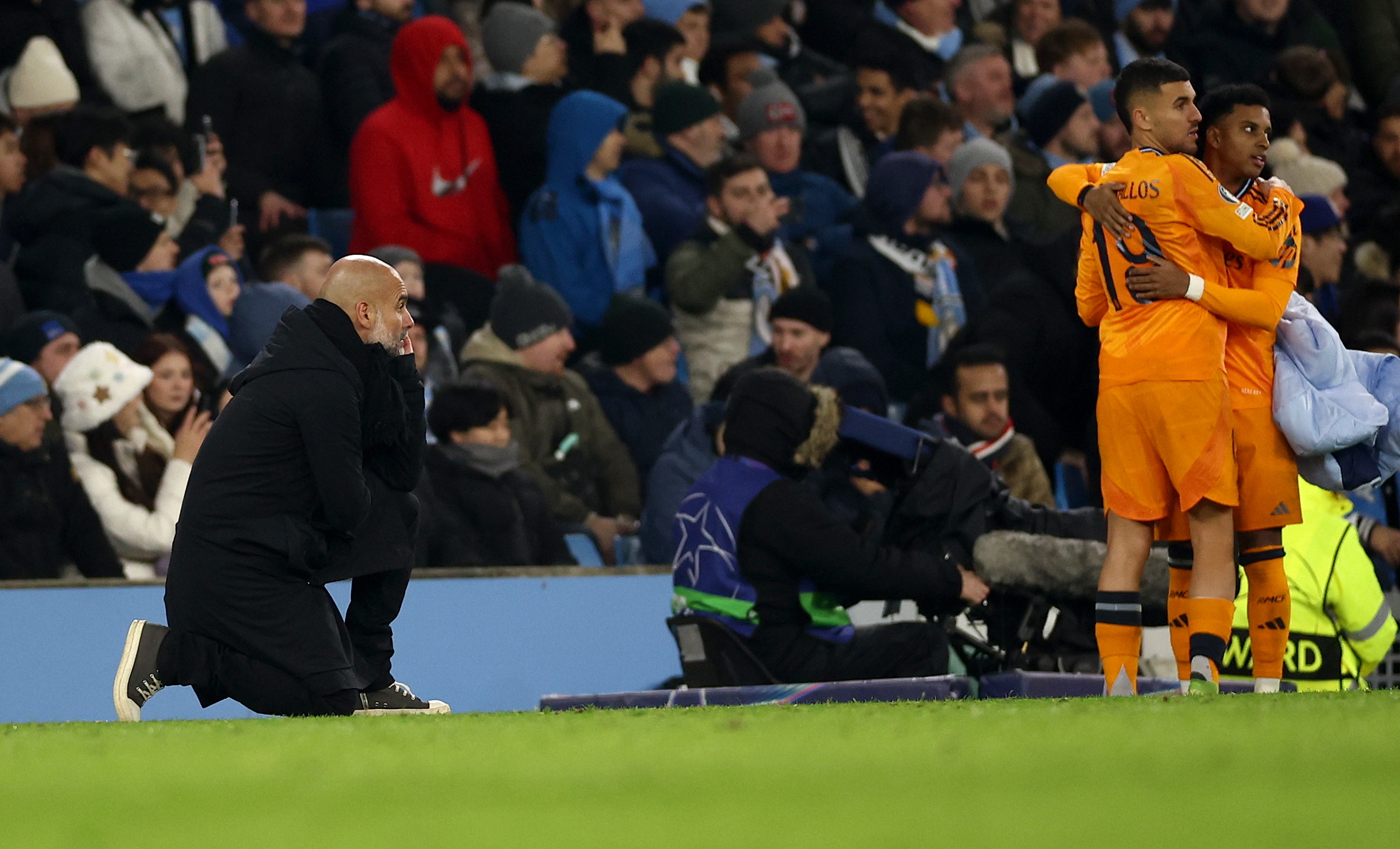 MANCHESTER (United Kingdom), 11/02/2025.- Manchester City manager Pep Guardiola (L) looks on as Real Madrid players celebrate their second goal during the UEFA Champions League knockout phase play-offs 1st leg match between Manchester City and Real Madrid, in Manchester, Britain, 11 February 2025. (Liga de Campeones, Reino Unido) EFE/EPA/ADAM VAUGHAN
