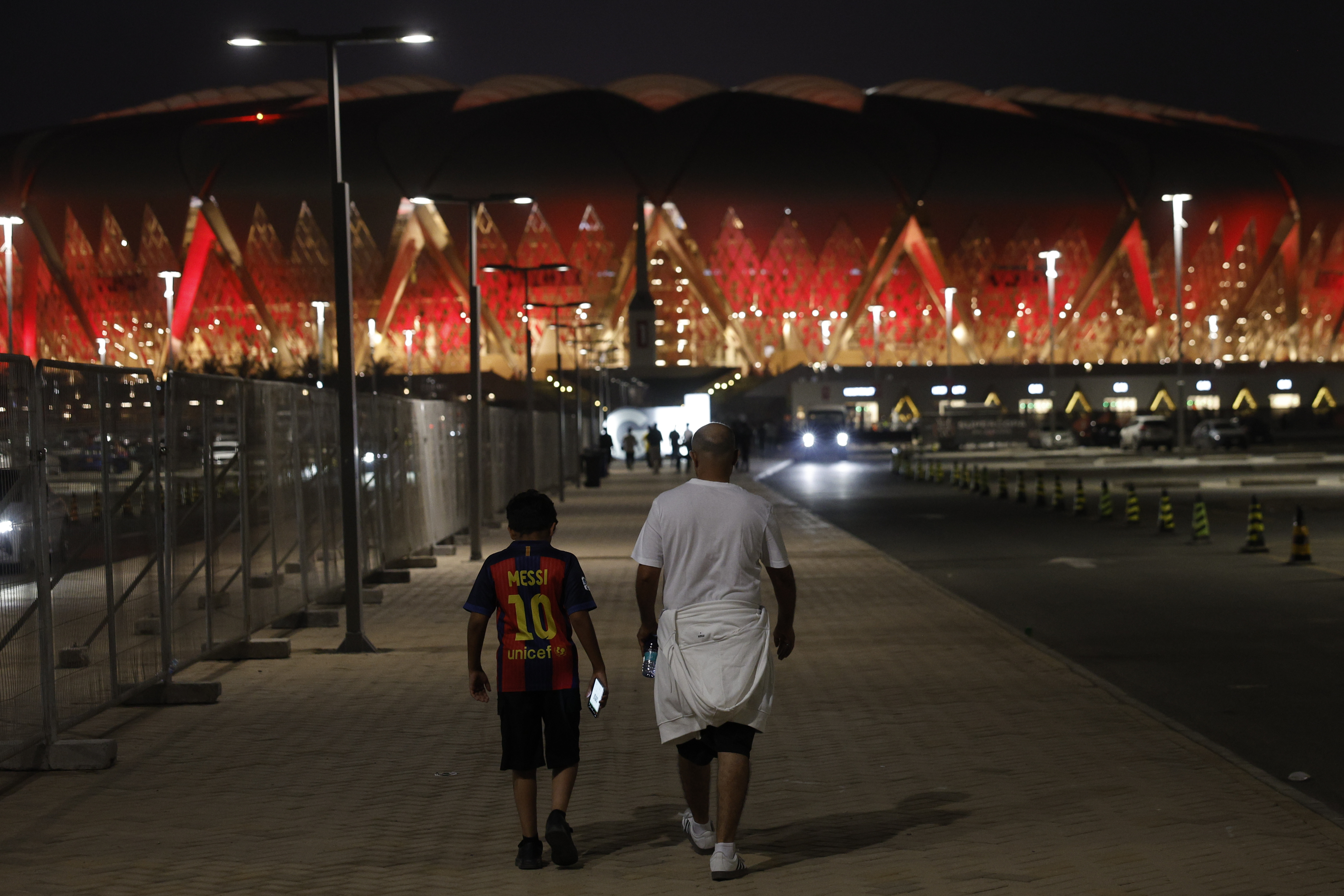 YEDA (ARABIA SAUDÍ), 07/01/2026.- Un padre y su hijo, los primeros aficionados en entrar al estadio King Abdullah Sports City en Yeda, donde se va disputar la Supercopa de España . EFE/ Kai Forsterling
