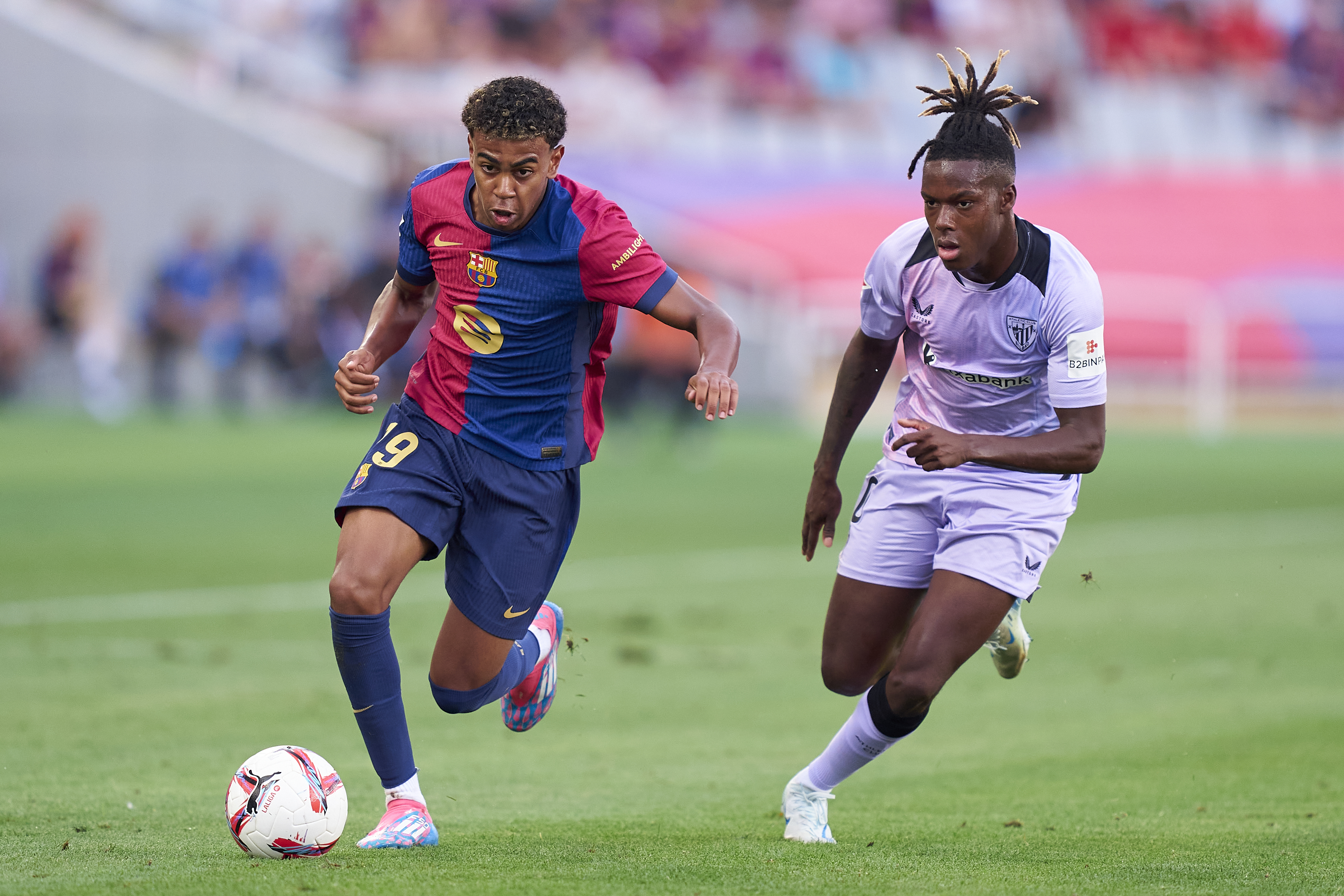 BARCELONA, SPAIN - AUGUST 24: Lamine Yamal of FC Barcelona competes for the ball with Nico Williams of Athletic Club during the La Liga match between FC Barcelona and Athletic Club at Camp Nou on August 24, 2024 in Barcelona, Spain. (Photo by Pedro Salado/Getty Images)