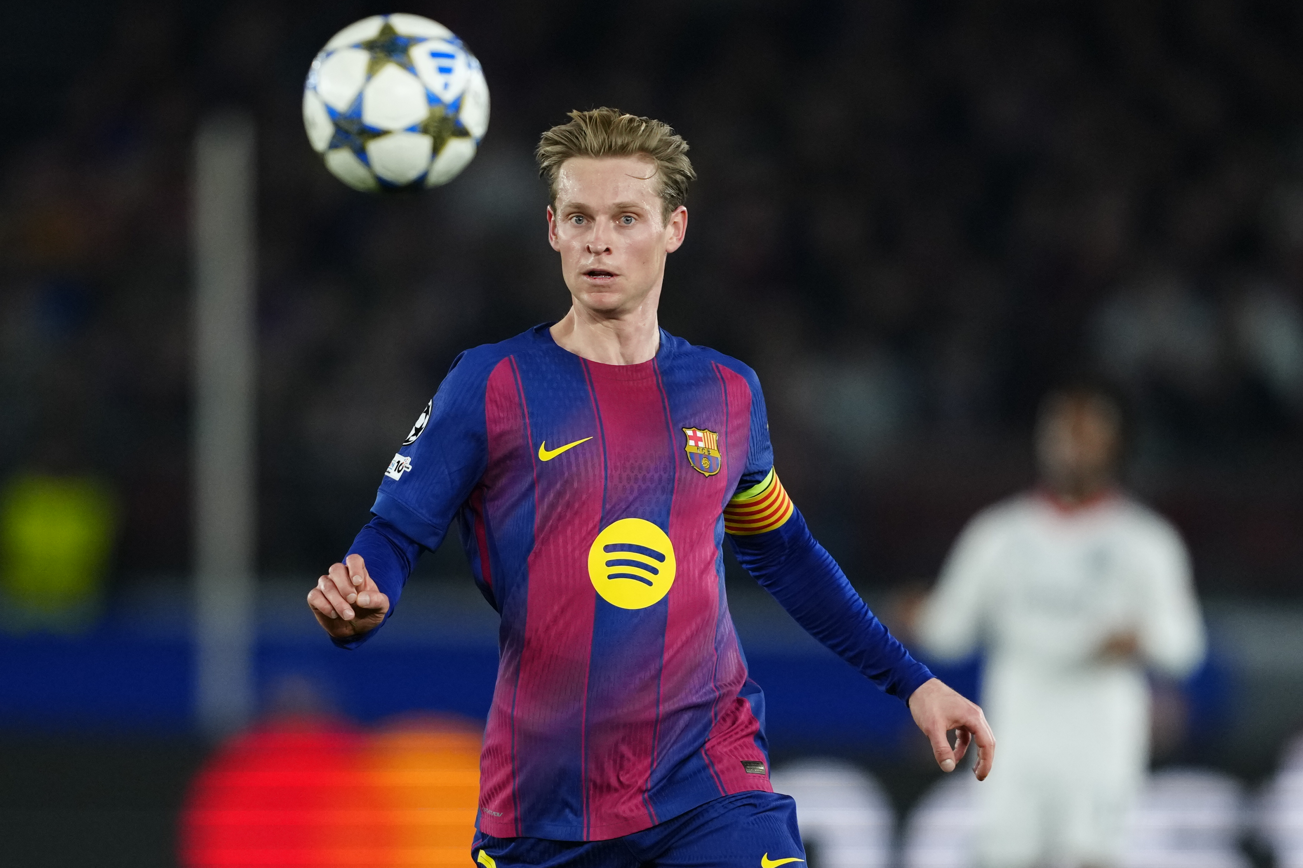 BARCELONA, 09/12/2025.- El centrocampista neerlandés del FC Barcelona, Frenkie de Jong, durante el encuentro correspondiente a la fase regula de la Liga de Campeones que disputan hoy martes FC Barcelona y Eintracht Francfort en el estadio del Camp Nou, en Barcelona. EFE / Alejandro García.
