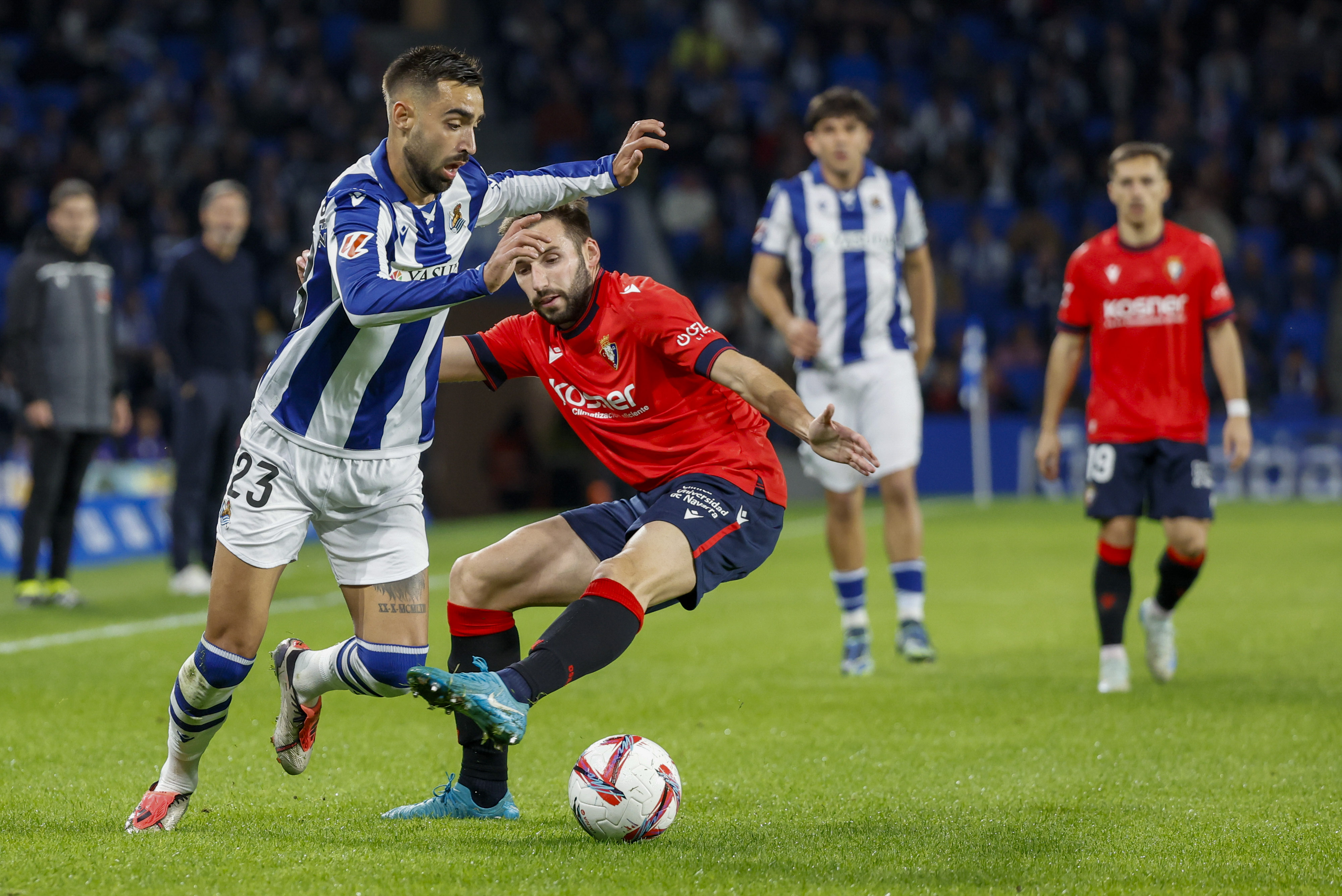 Osasuna asalta Anoeta y mete en un lío a la Real 