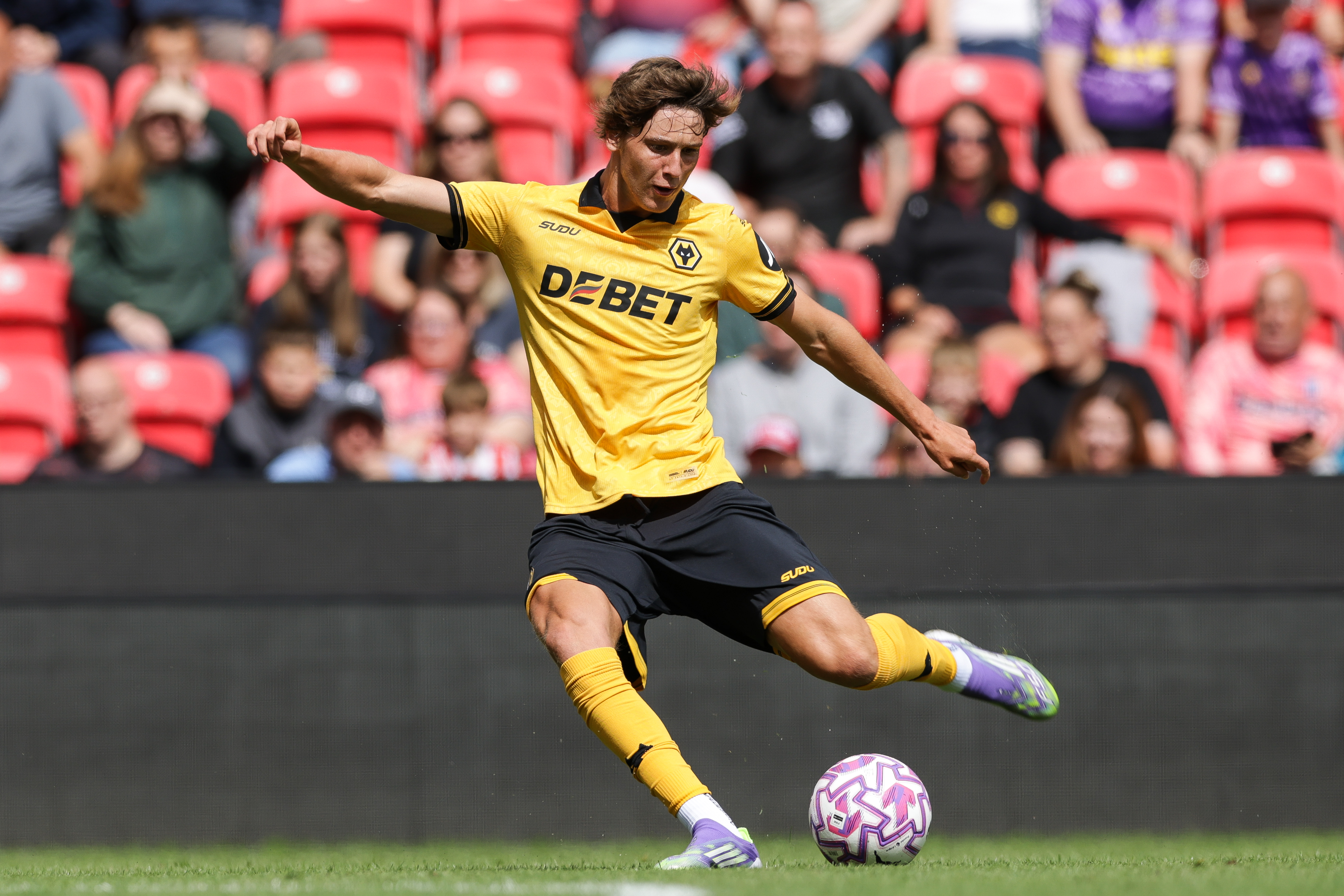 Traspaso del RC Celta al Wolverhampton Wanderers FC por 23 millones de euros. 