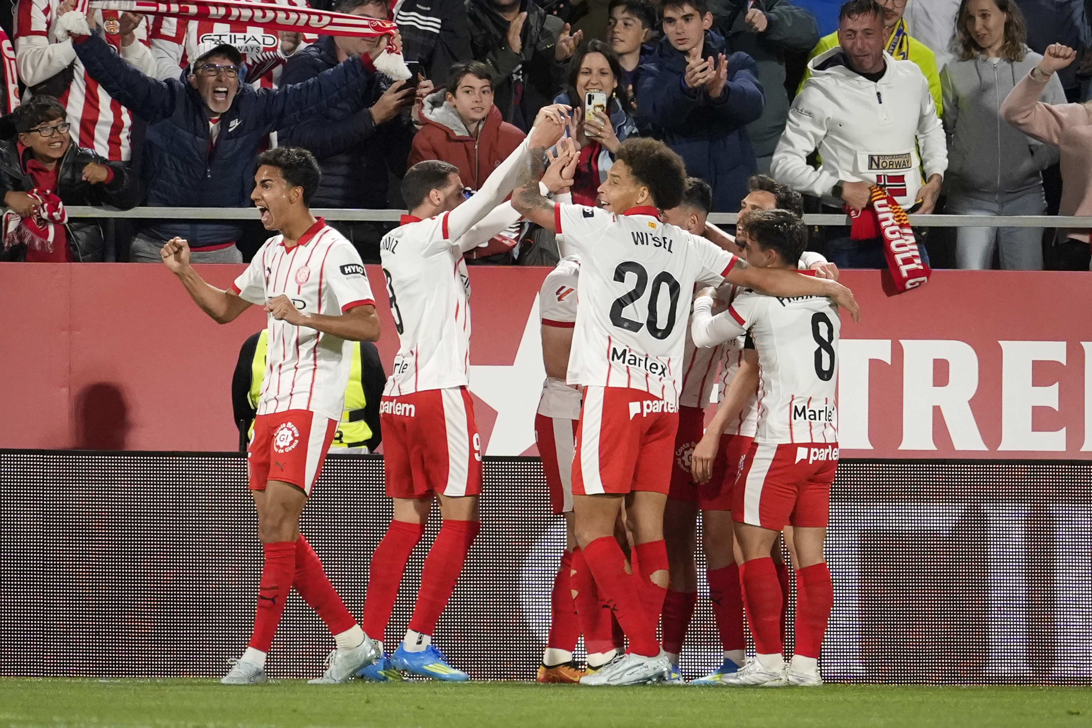 GIRONA (CATALUÑA), 06/04/2026.- Los jugadores del Girona celebran un gol en propia del Villarreal durante el partido de la jornada 30 de LaLiga EA Sports que disputan el Girona FC y el Villarreal CF este lunes, en el Estadio Montilivi de Girona (Cataluña). EFE/ David Borrat
