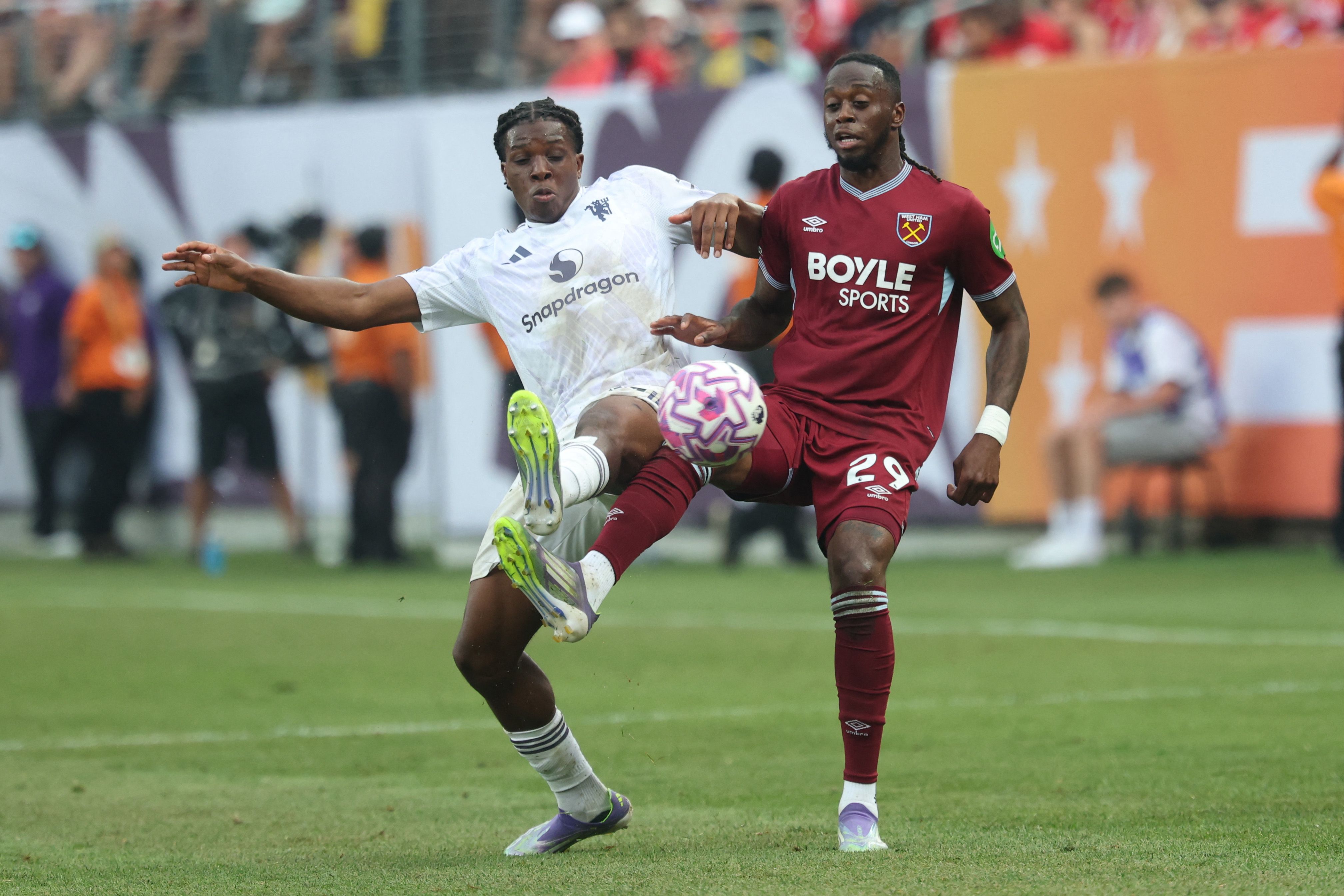 EAST RUTHERFORD, NEW JERSEY - JULY 26: Aaron Wan-Bissaka of West Ham United and Patrick Dorgu of Manchester United battle for the ball during the Premier League Summer Series match between Manchester United and West Ham United FC at MetLife Stadium on July 26, 2025 in East Rutherford, New Jersey.   Vincent Carchietta/Getty Images/AFP (Photo by Vincent Carchietta / GETTY IMAGES NORTH AMERICA / Getty Images via AFP)