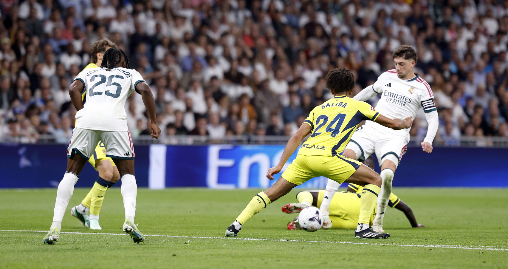 1-0. Gran pase de Federico Valverde, Yan Diomande controla dentro del área y cruza el balón al palo largo, raso para superar Peter Gulacsi.