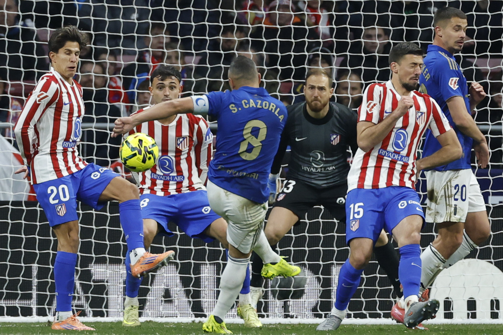 MADRID, 29/11/2025.- El centrocampista del Oviedo Santi Cazorla (c) dispara durante el partido de la jornada 14 de LaLiga EA Sports que Atlético de Madrid y Real Oviedo disputan este sábado en el Estadio Riyadh Air Metropolitano de la capital española. EFE/ Juanjo Martín
