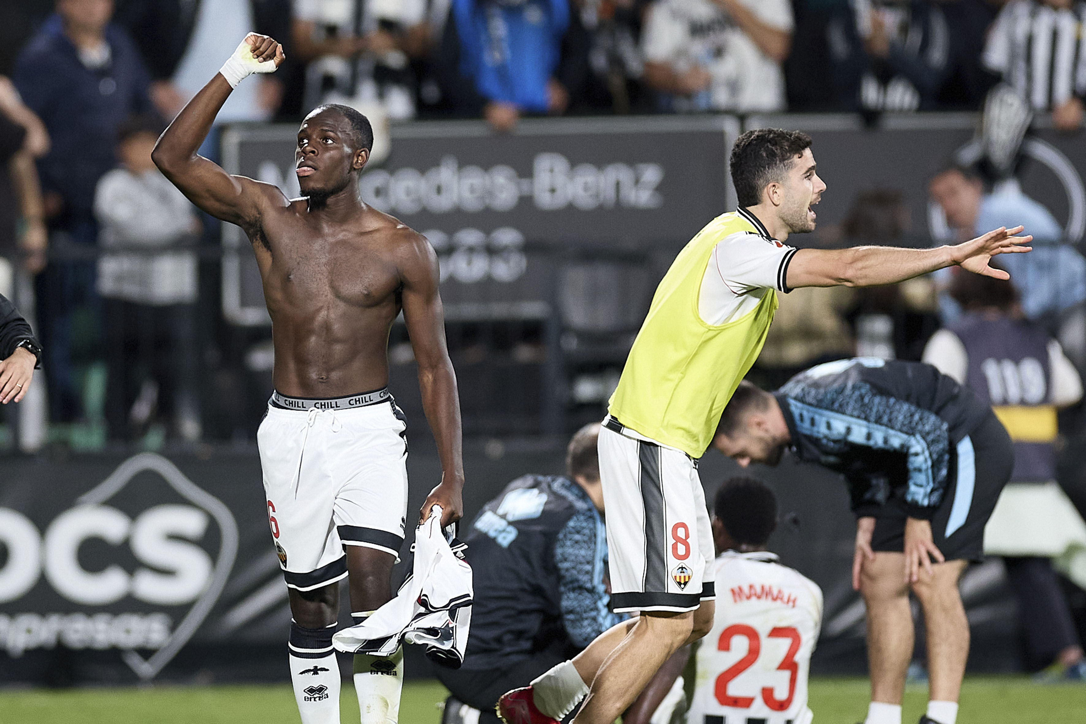 Camara y Doué rescatan una épica victoria en el descuento 