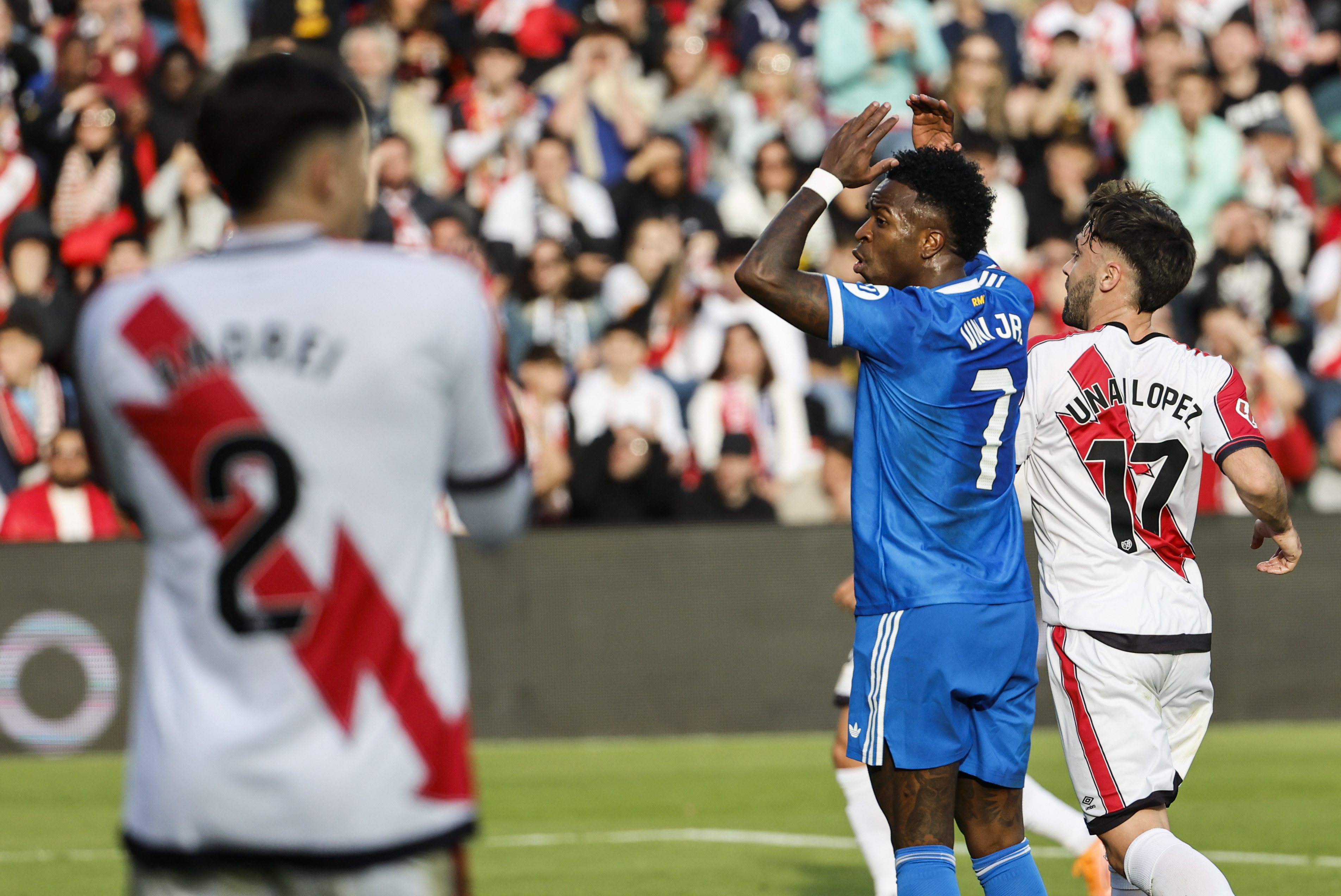 MADRID, 09/11/2025.- El delantero brasilero del Real Madrid Vinícius Junior (2d) reacciona durante el partido de la jornada 12 de LaLiga EA Sports que Rayo Vallecano y Real Madrid disputan este domingo en el Estadio de Vallecas, en la capital española. EFE/ Mariscal