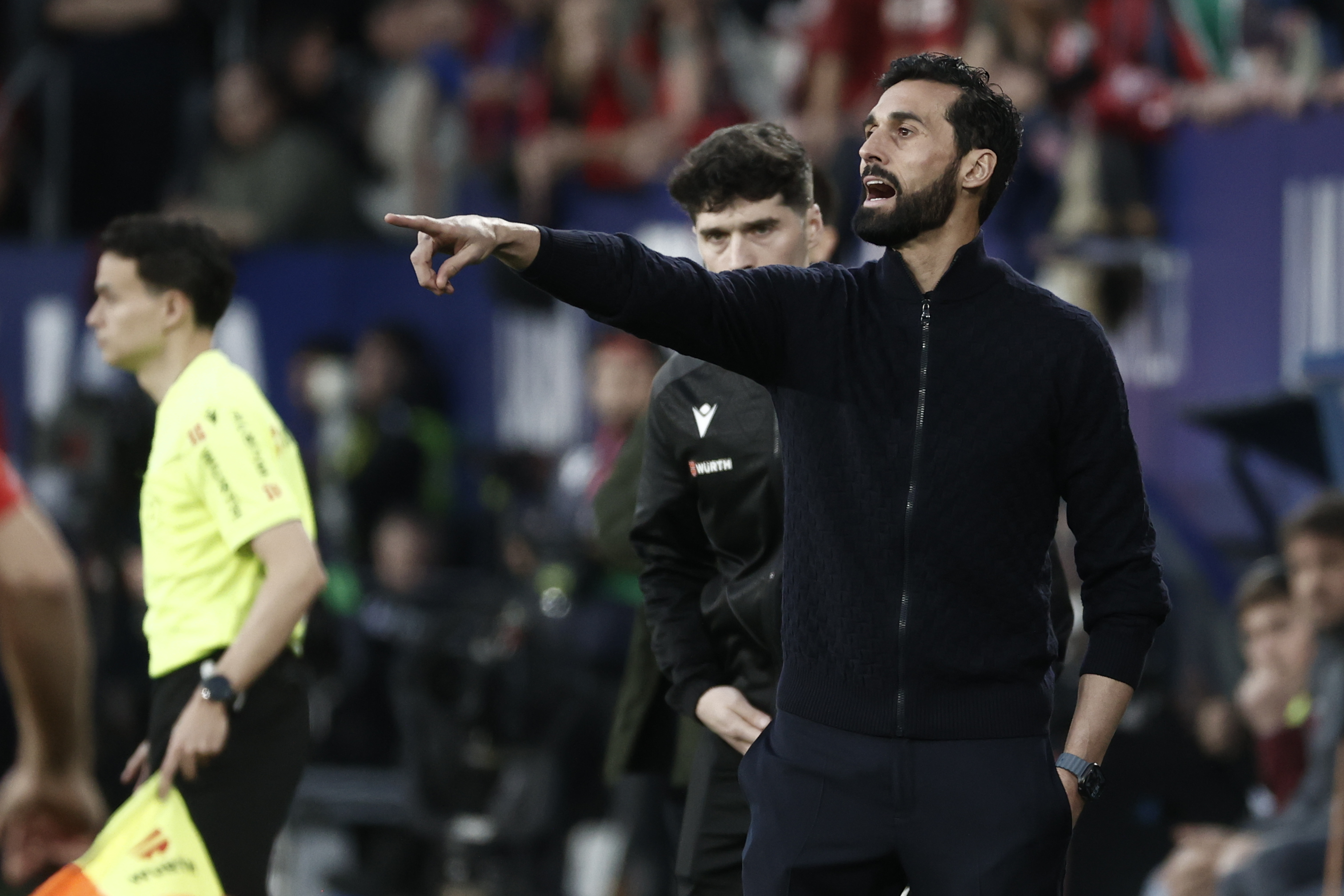 PAMPLONA, 21/02/2026.- El entrenador del Real Madrid, Álvaro Arbeloa, durante el partido de la jornada 25 de LaLiga EA Sports que disputan el CA Osasuna y el Real Madrid este sábado, en el estadio El SADAR de Pamplona. EFE/ Jesús Diges