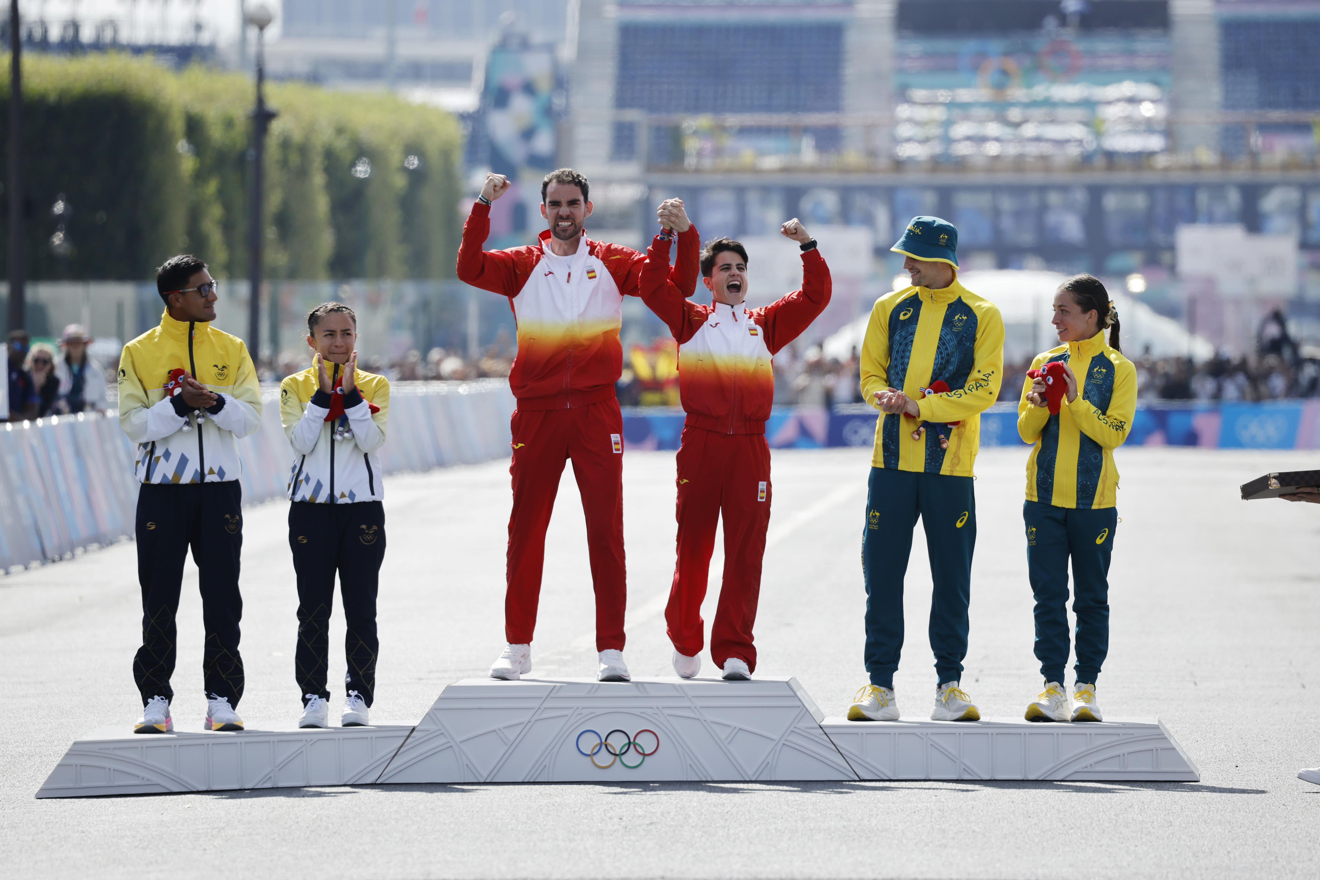 Saint-denis (France), 07/08/2024.- Gold medalists Maria Perez (centreL) and Alvaro Martin (centre R) of Spain celebrates as Silver medalists Brian Daniel Pintado (L) and Glenda Morejon (2-L)of Ecuador and Bronze medalists Rhydian Cowley (2-L) and Jemima Montag of Australia clap on the podium following the Marathon Race Walk Relay Mixed event of the Athletics competitions in the Paris 2024 Olympic Games, at the Trocadéro in Paris, France, 07 August 2024. (Maratón, marcha, Francia, España) EFE/EPA/TOLGA AKMEN
